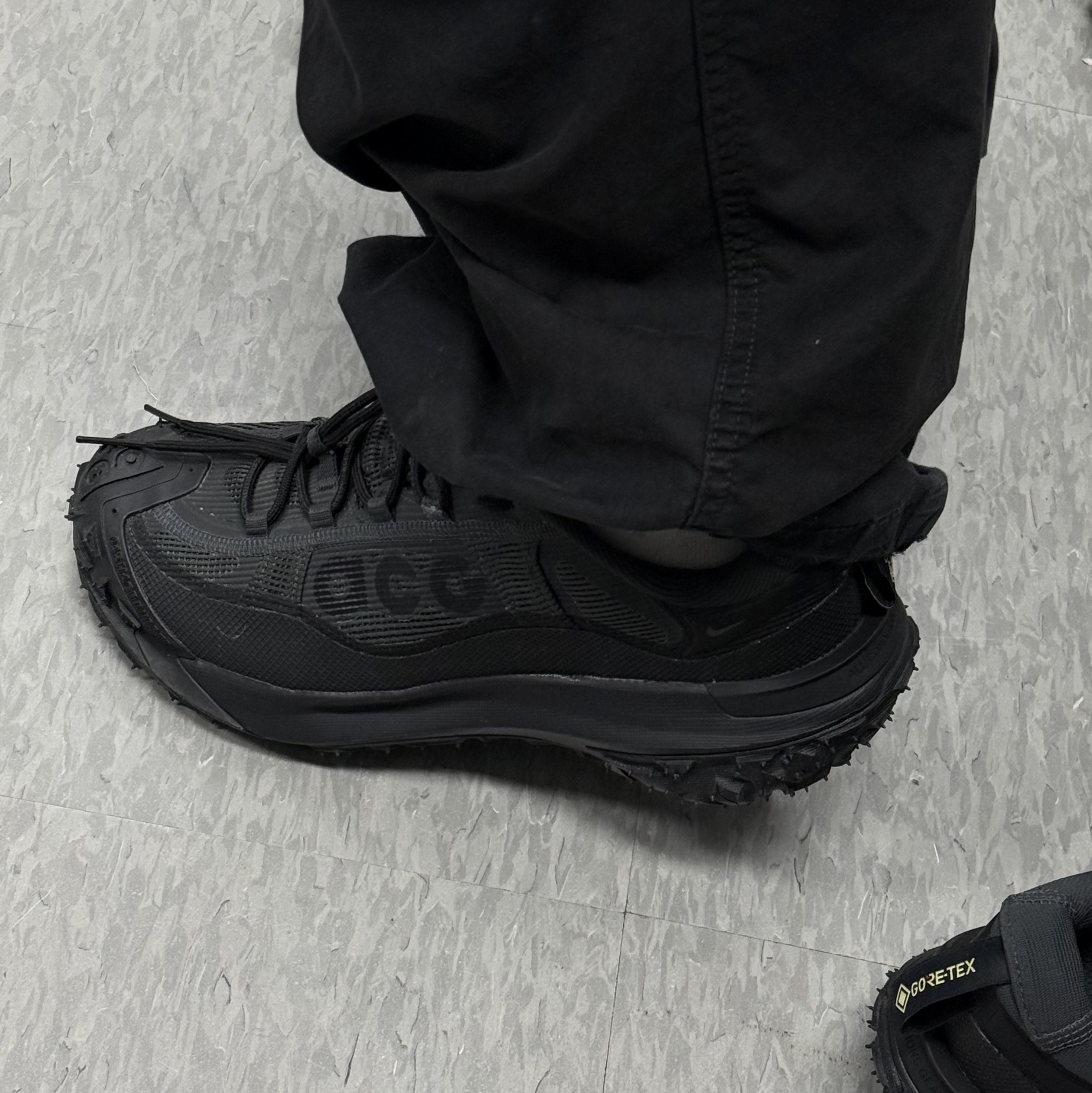 Nike ACG Mountain Fly 2 Low Gore-Tex Black and Dark Smoke Grey 착용 스타일