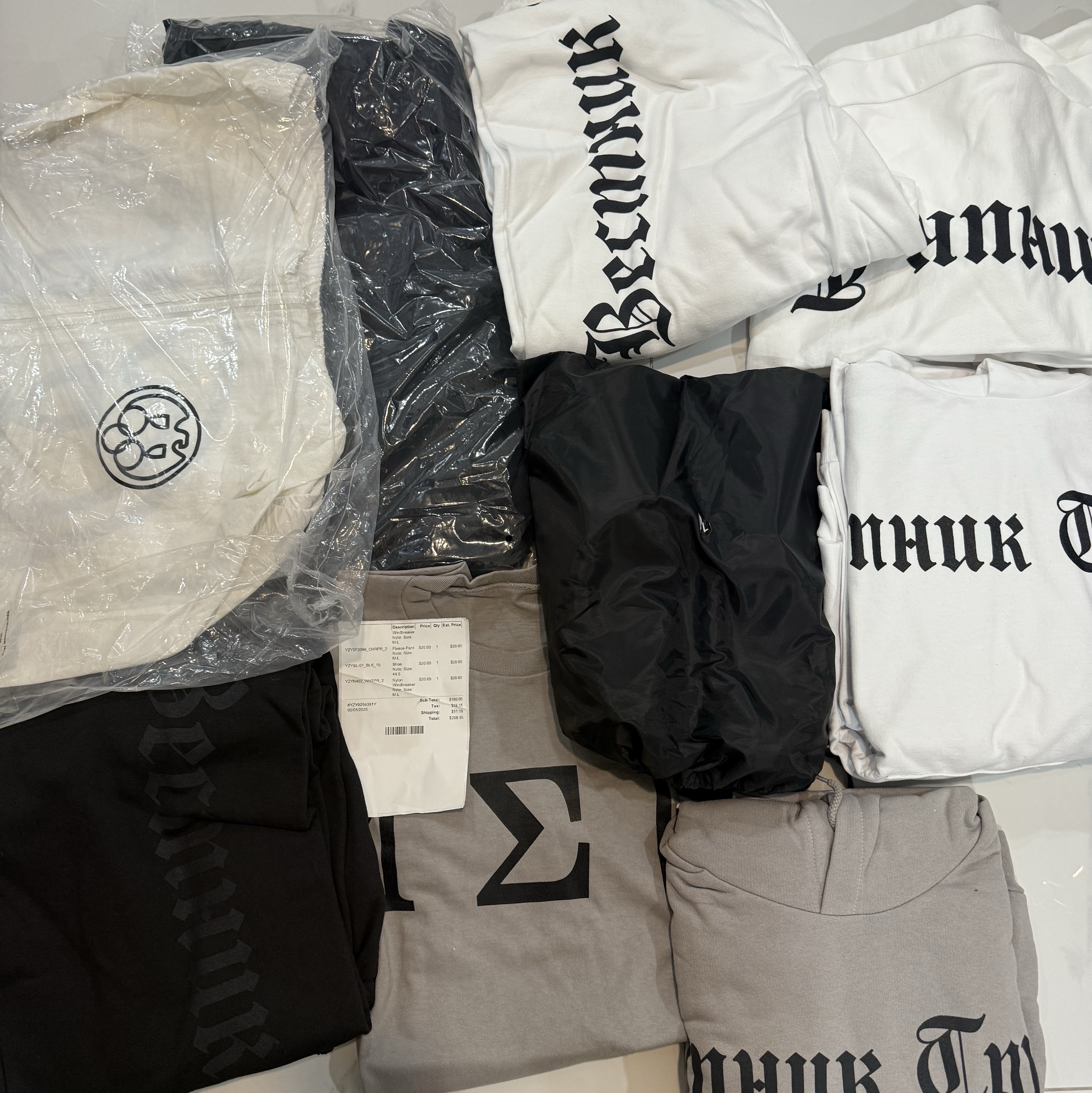 Yeezy SL-01 Black, Yeezy x Gosha Rubchinskiy Vulture WB-01 Jacket Charcoal 착용 스타일