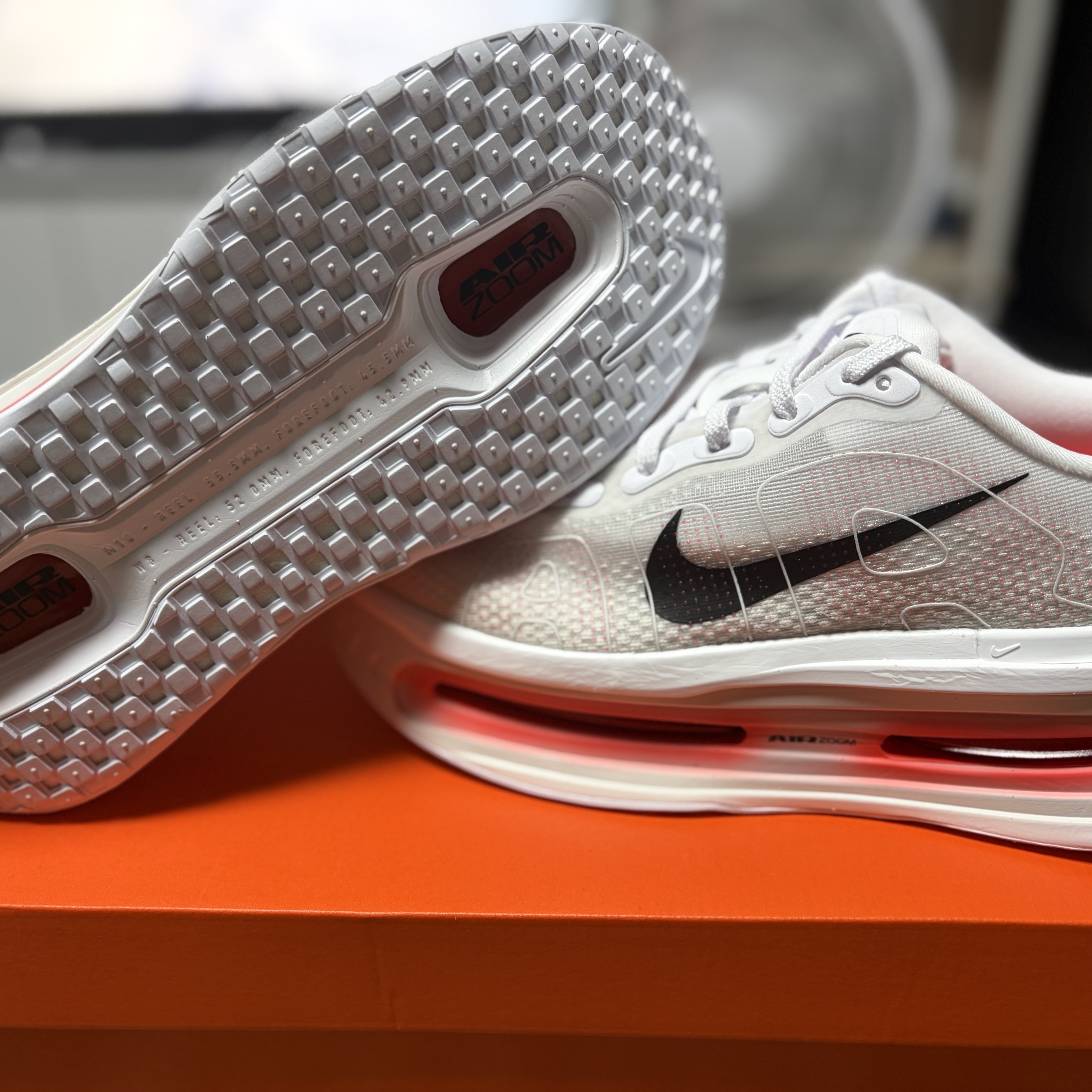 Nike Vomero Premium White Bright Crimson 착용 스타일 - 6