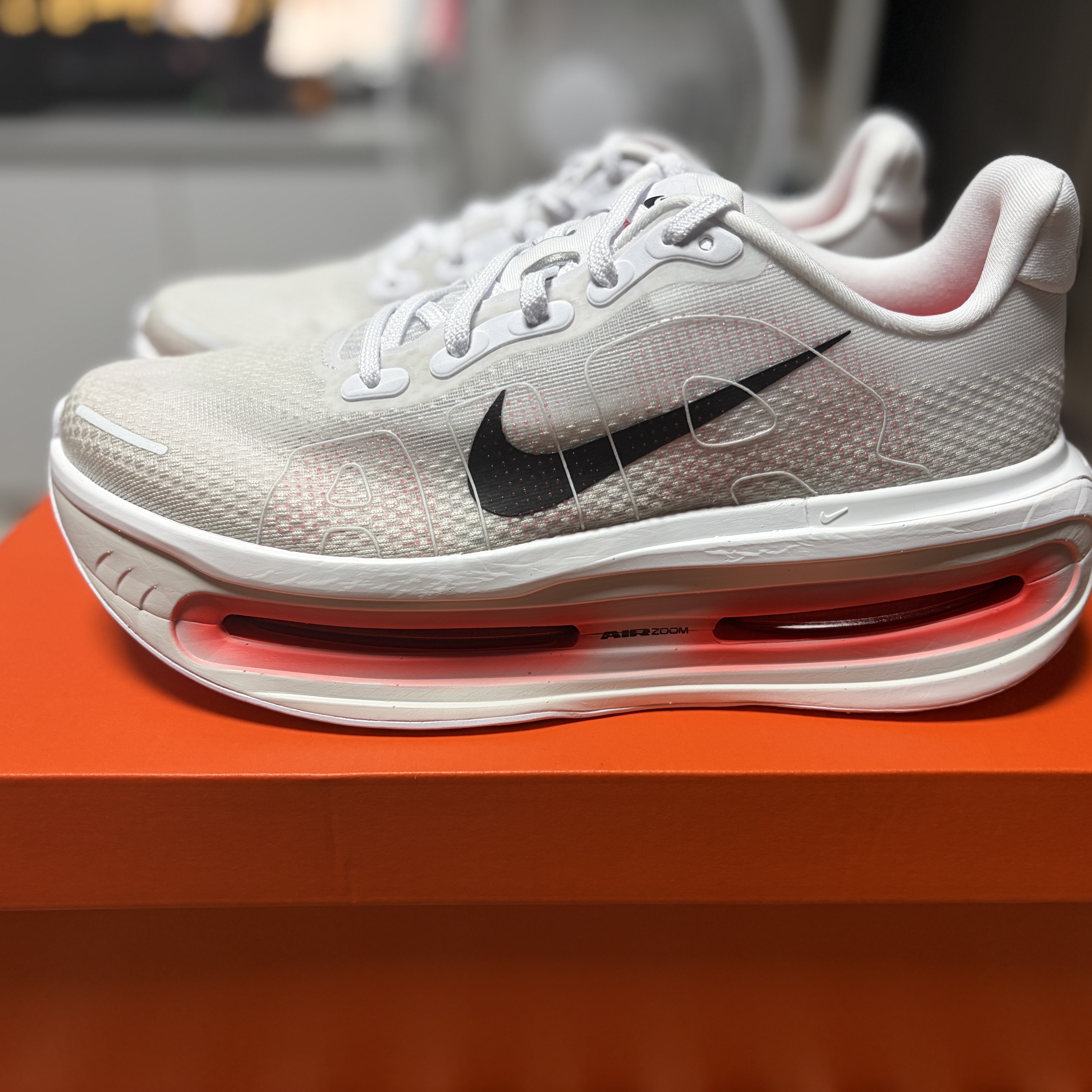 Nike Vomero Premium White Bright Crimson 착용 스타일 - 1
