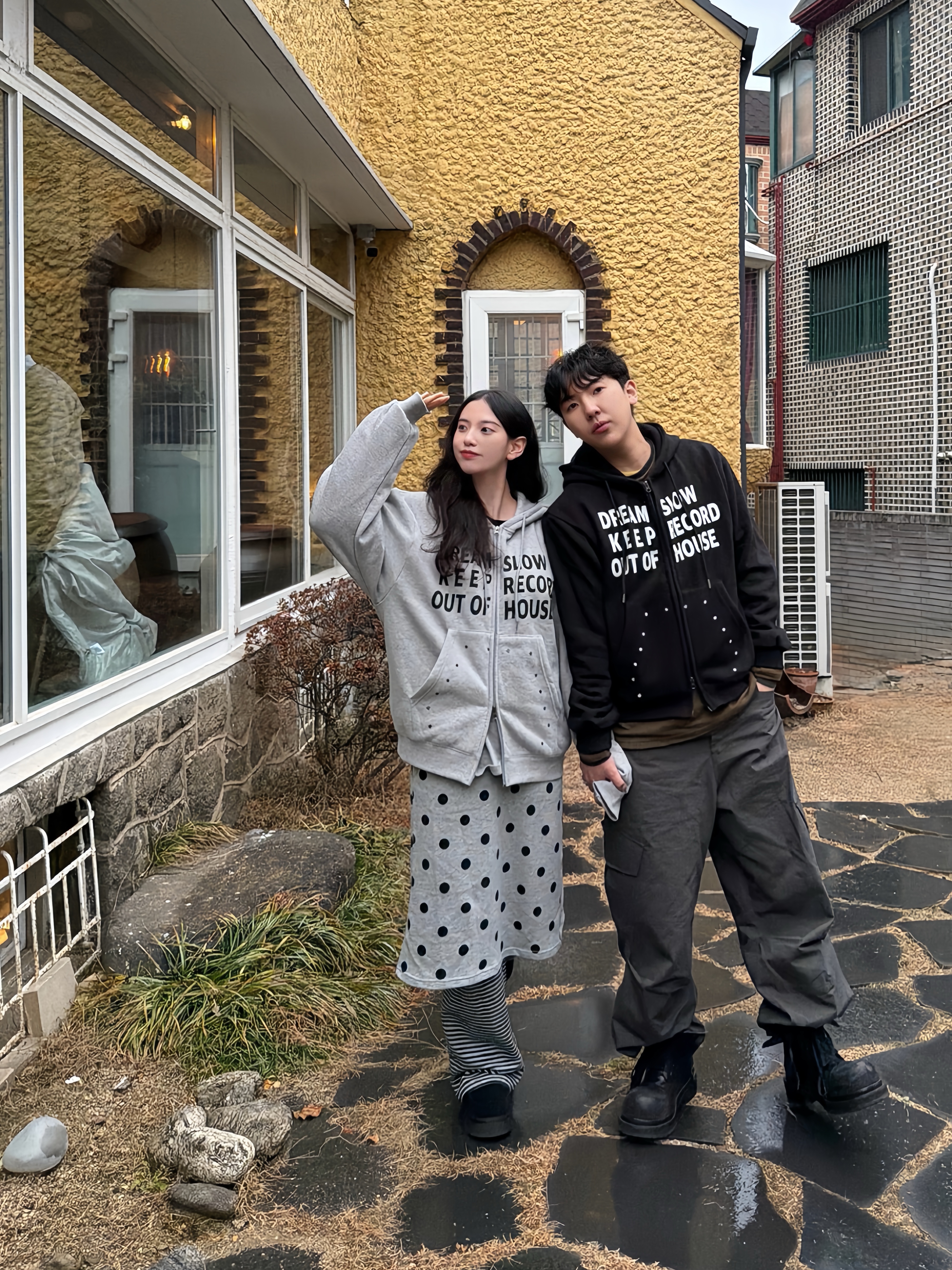 SLOW RECORD HOUSE Typo Star Hood Zip-Up Grey, SLOW RECORD HOUSE Typo Star Hood Zip-up Black 착용 스타일 - 1