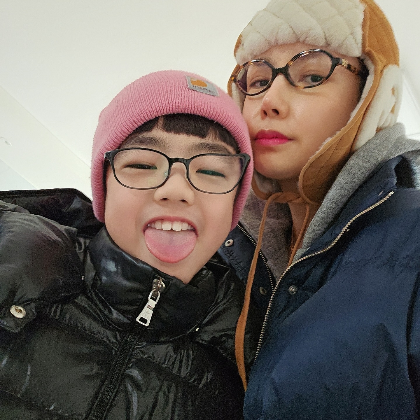 Chanel Hat Lambskin Beige, (W) Miu Miu Regard Sunglasses Blue Lenses Honey Tortoiseshell Acetate Standard fit 착용 스타일 - 2