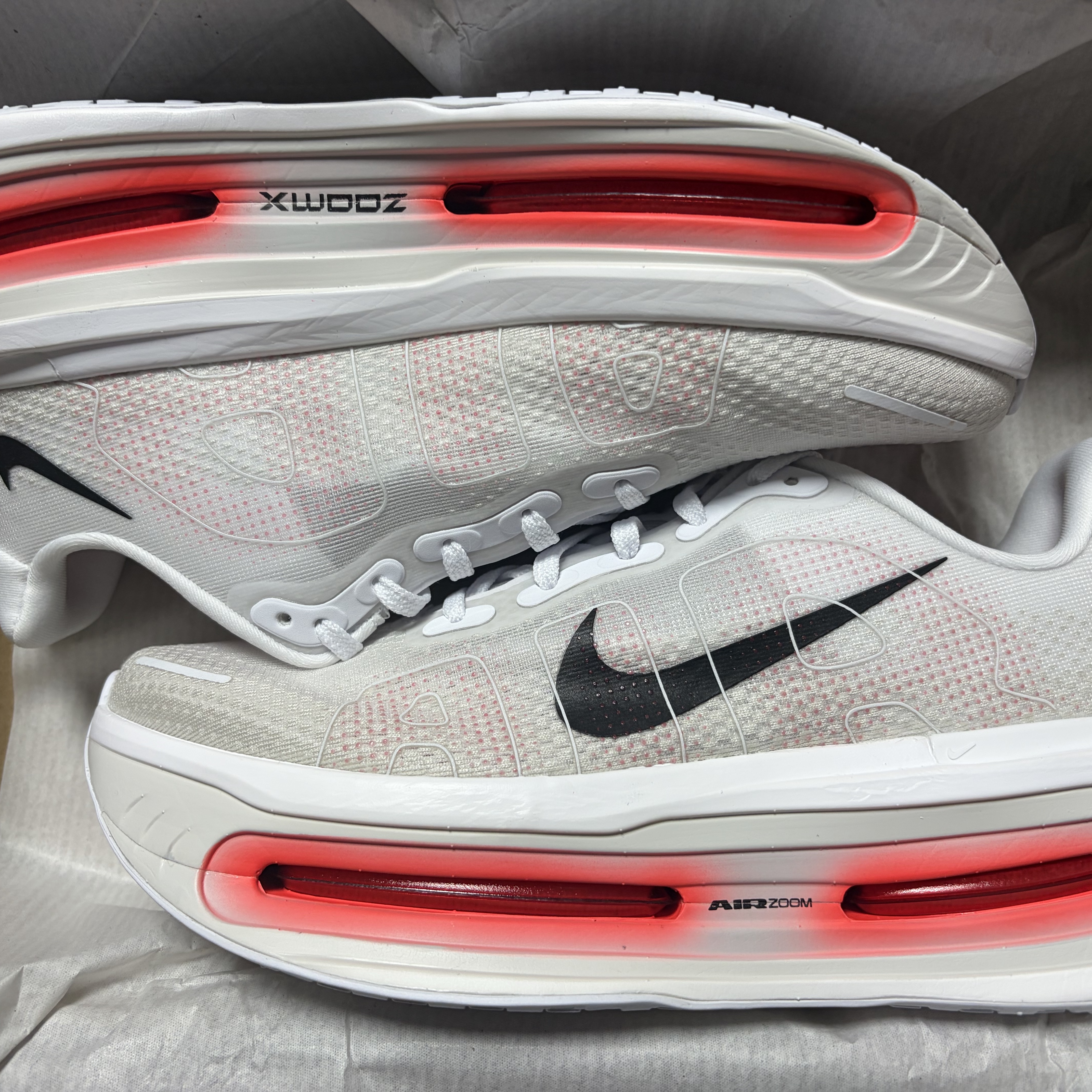 Nike Vomero Premium White Bright Crimson 착용 스타일 - 2