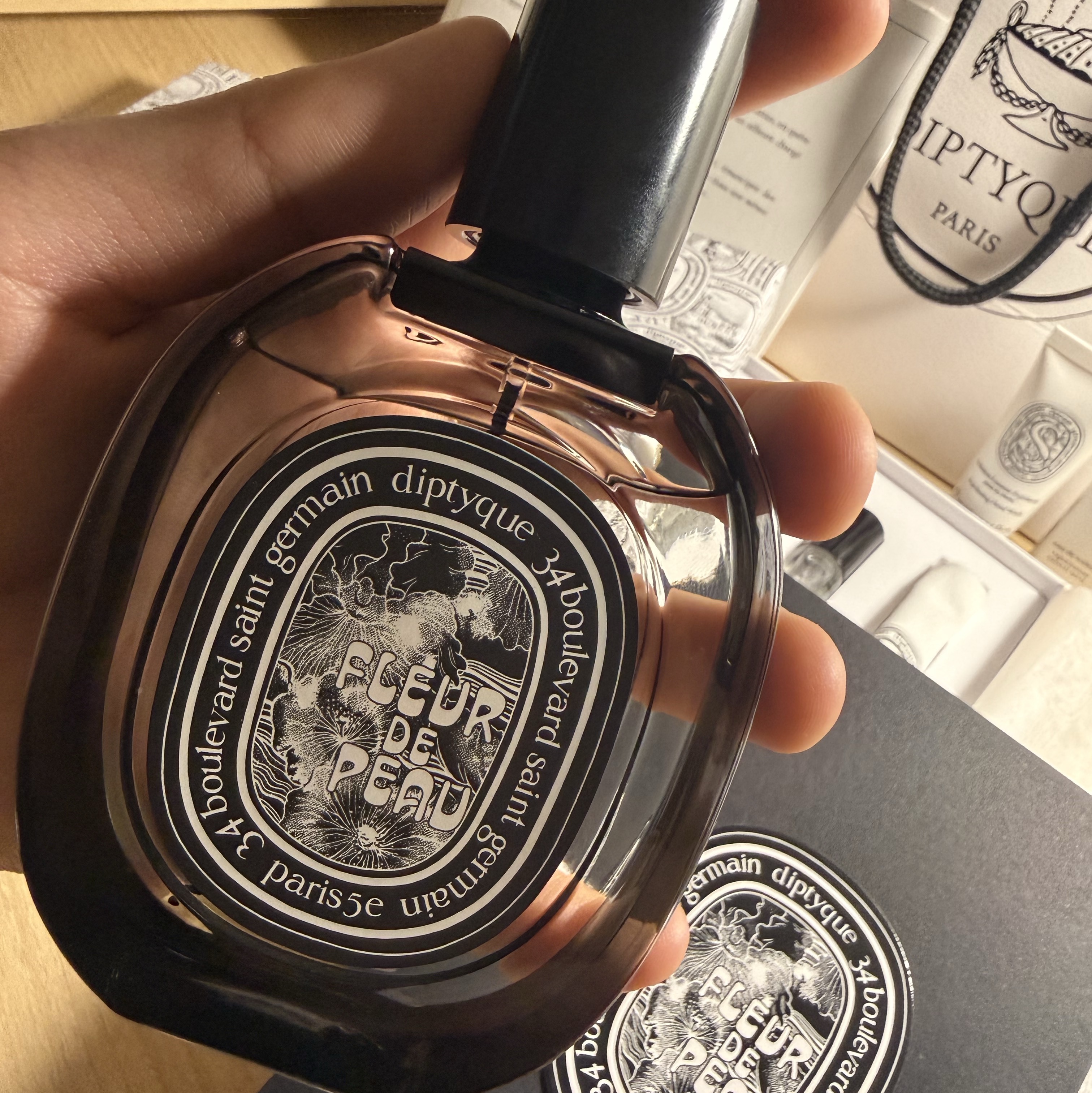 Diptyque Fleur De Peau Eau De Parfum 75ml, Diptyque Eau De Toilette Discovery Set 7.5ml x 5 착용 스타일 - 3