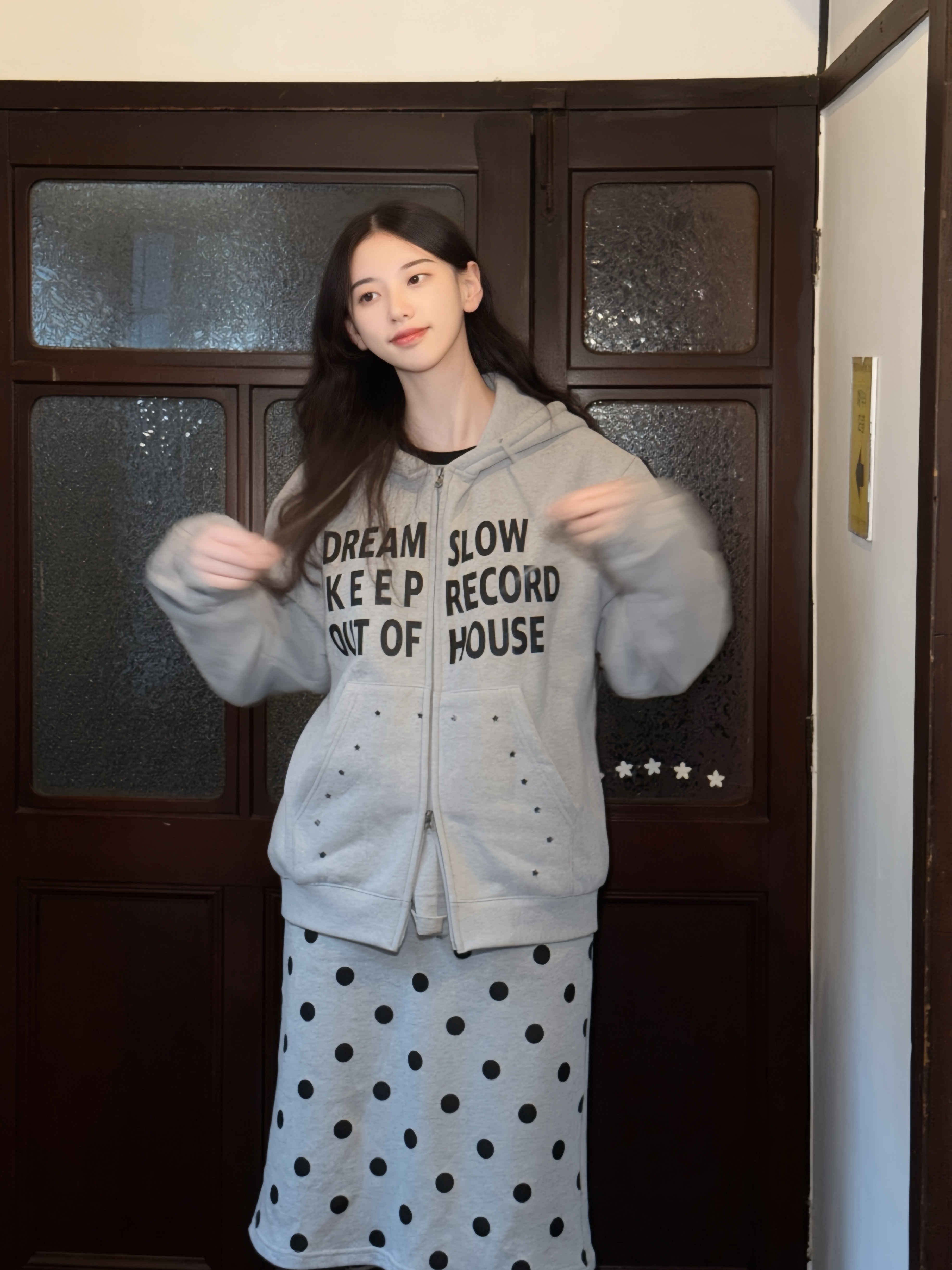 SLOW RECORD HOUSE Typo Star Hood Zip-Up Grey 착용 스타일 - 6