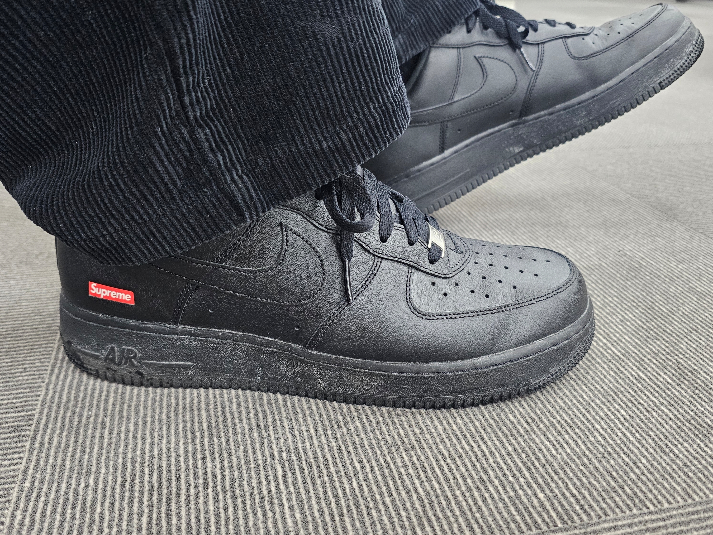 Nike x Supreme Air Force 1 Low Black 착용 스타일