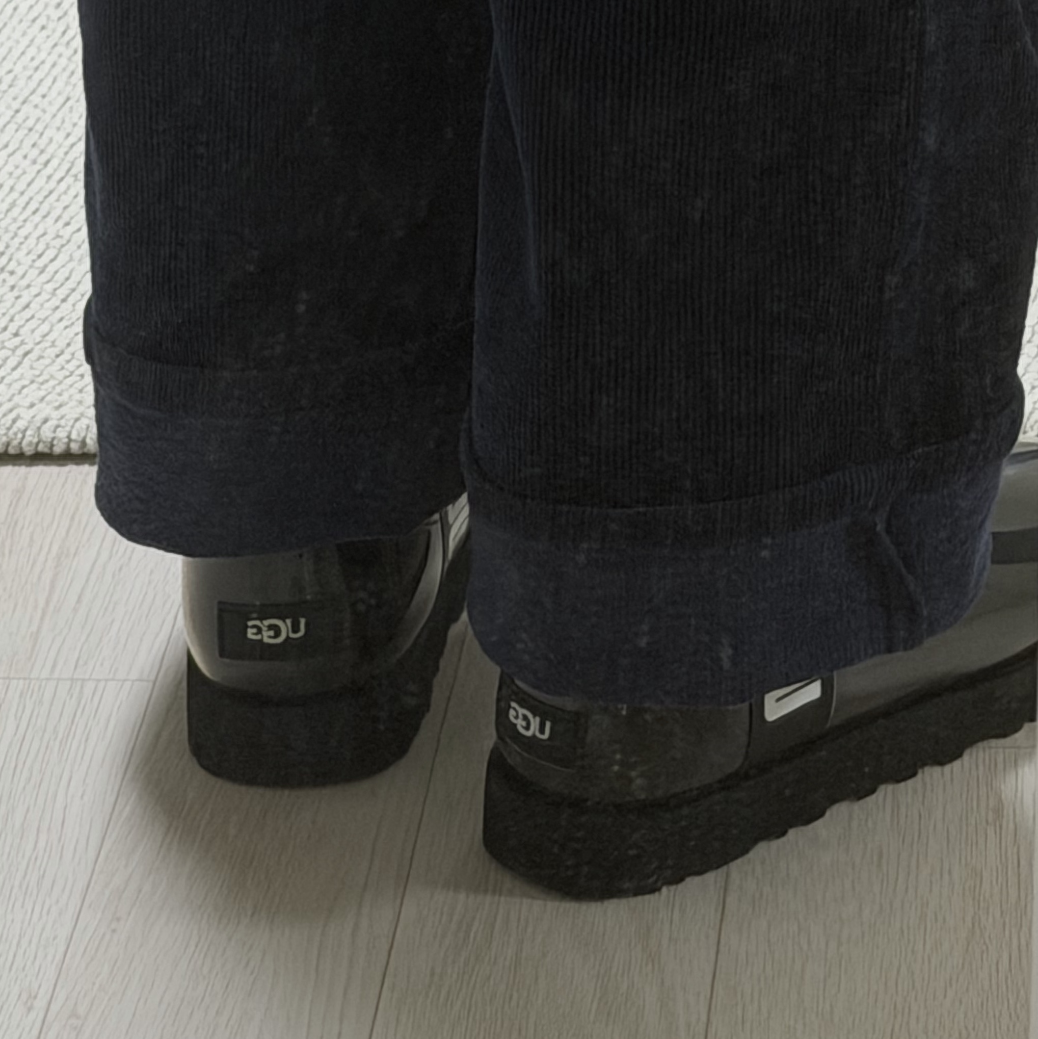(W) UGG Classic Clear Mini Boots Black 착용 스타일 - 2