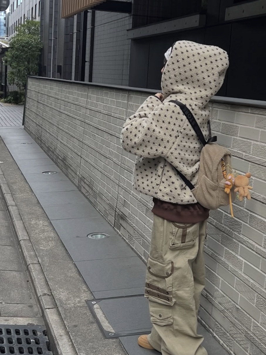 Nike Air Force 1 '07 WB Flax, BAPE Baby Milo Mini Fur Backpack Beige 착용 스타일 - 4