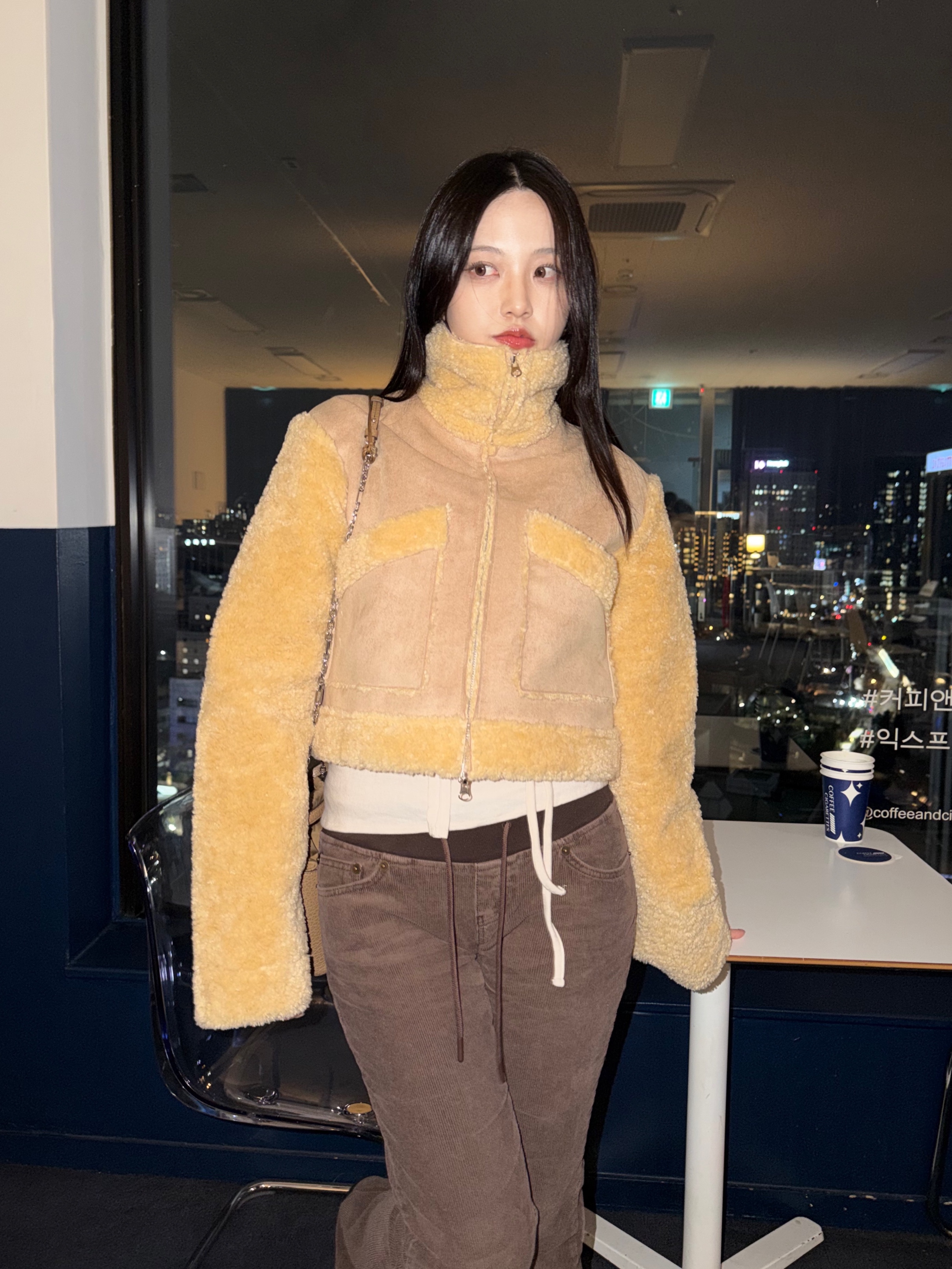 Maison Margiela 5AC Small Bucket Bag Camel 착용 스타일 - 2