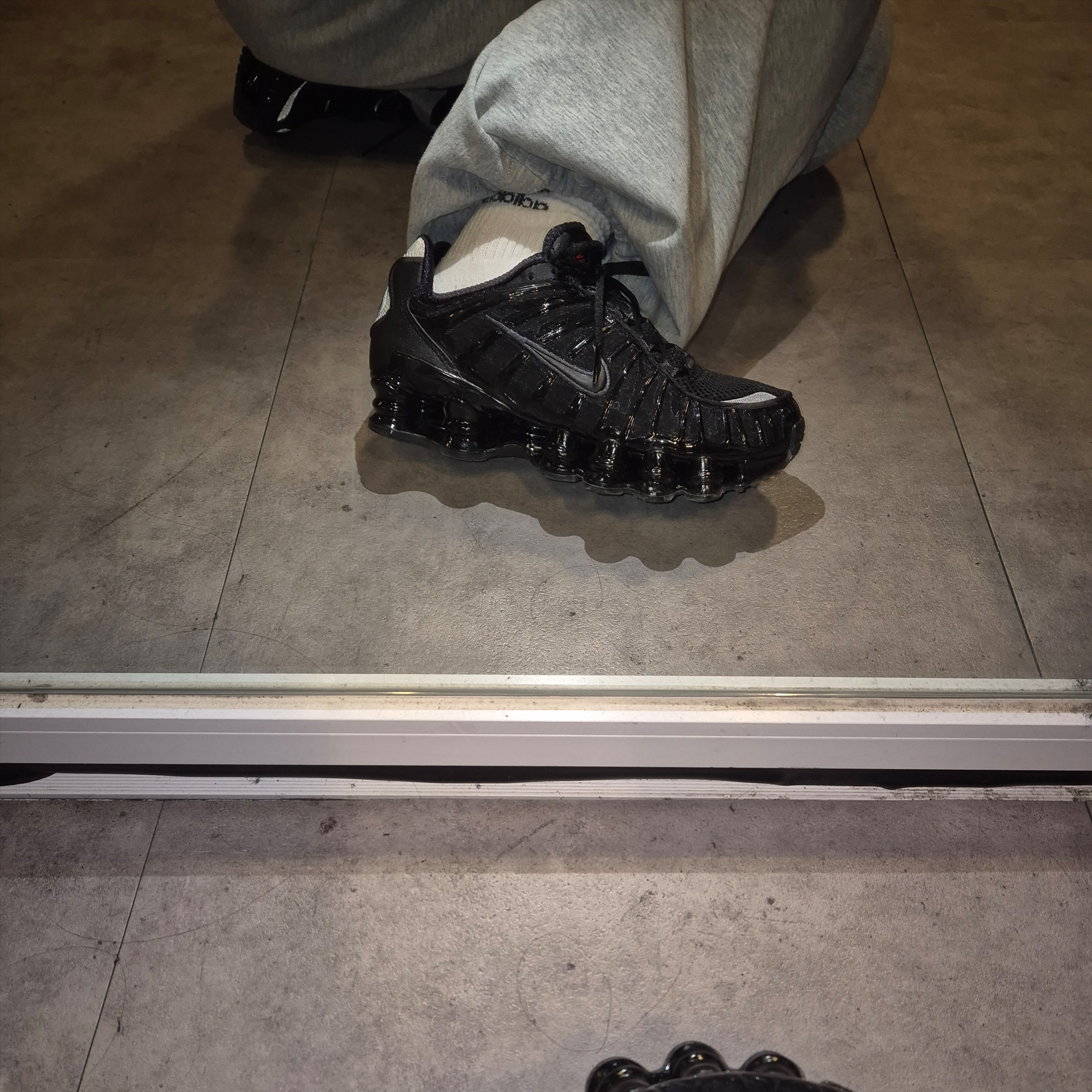 (W) Nike Shox TL Black and Max Orange 착용 스타일 - 3