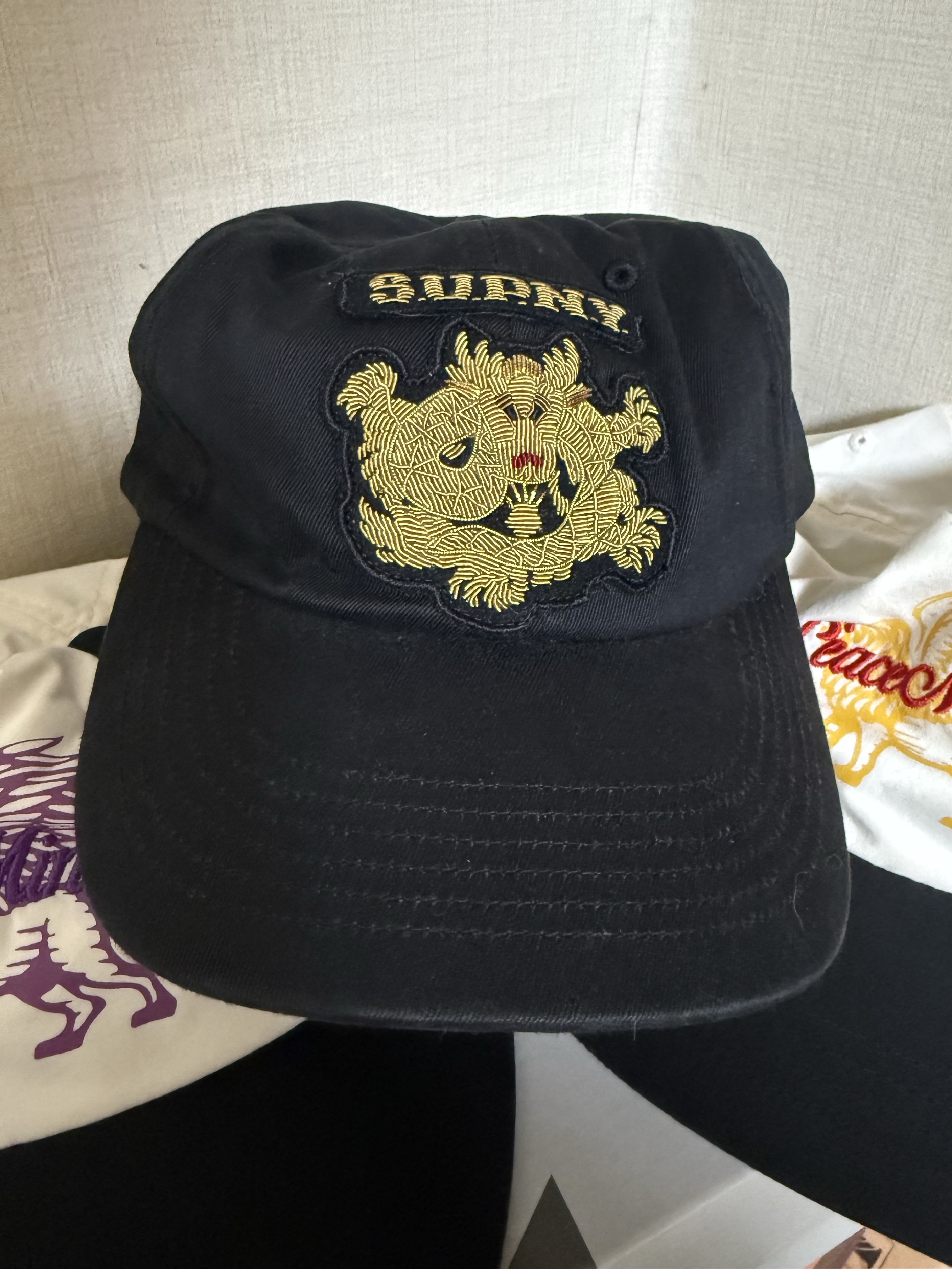 Supreme Bullion Dragon 6-Panel Black - 25SS, Peaceminusone x Joopiter Five-Panel Baseball Cap White Purple 착용 스타일