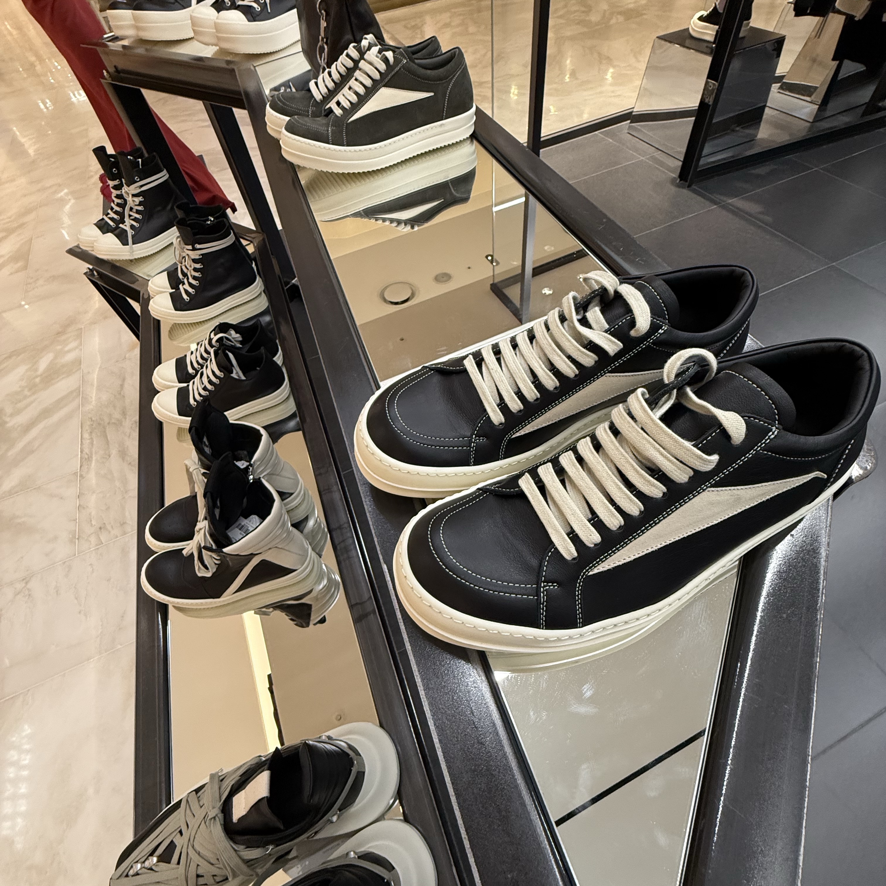 Rick Owens Drkshdw Vintage Sneakers Black Milk 착용 스타일 - 2