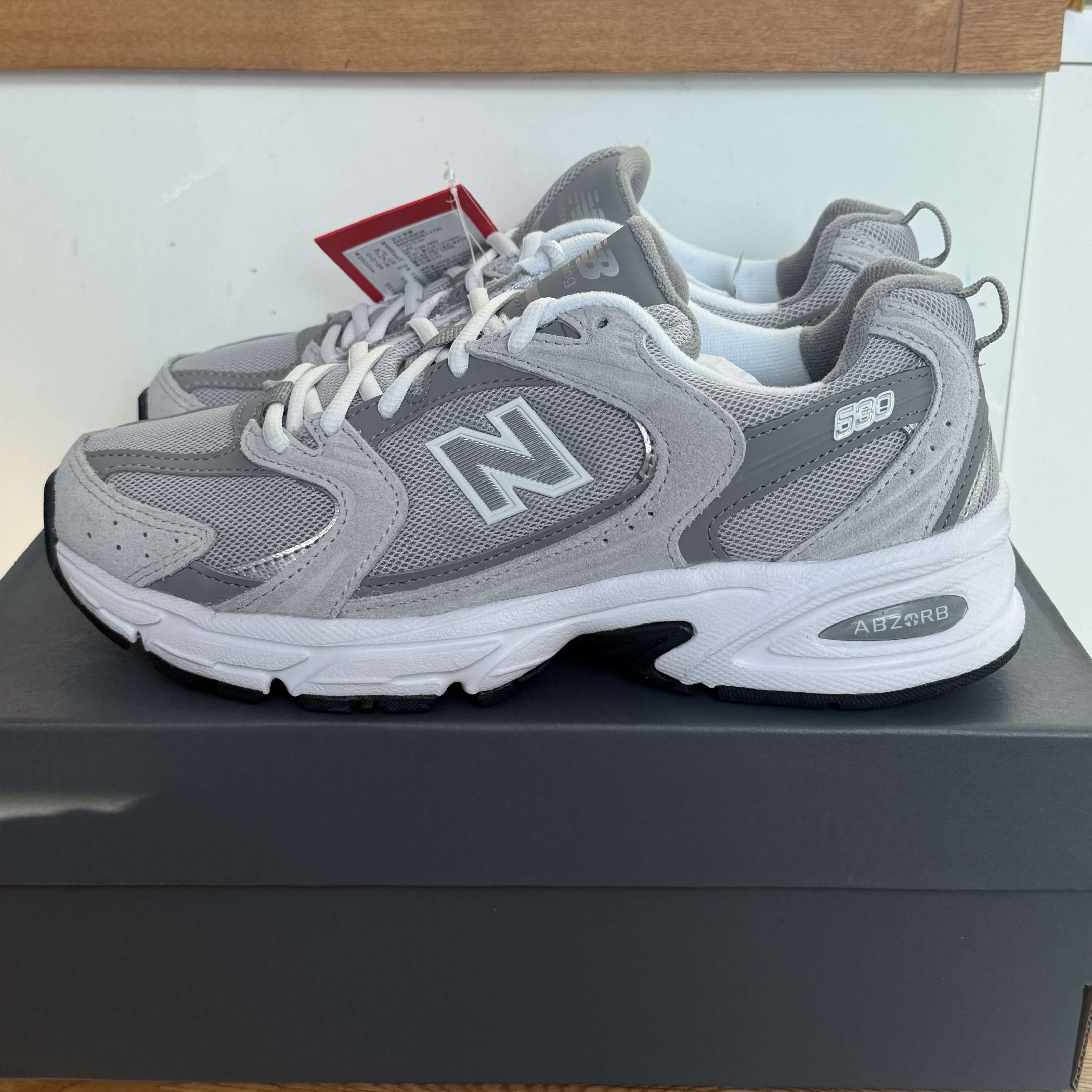 New Balance 530 Grey 착용 스타일