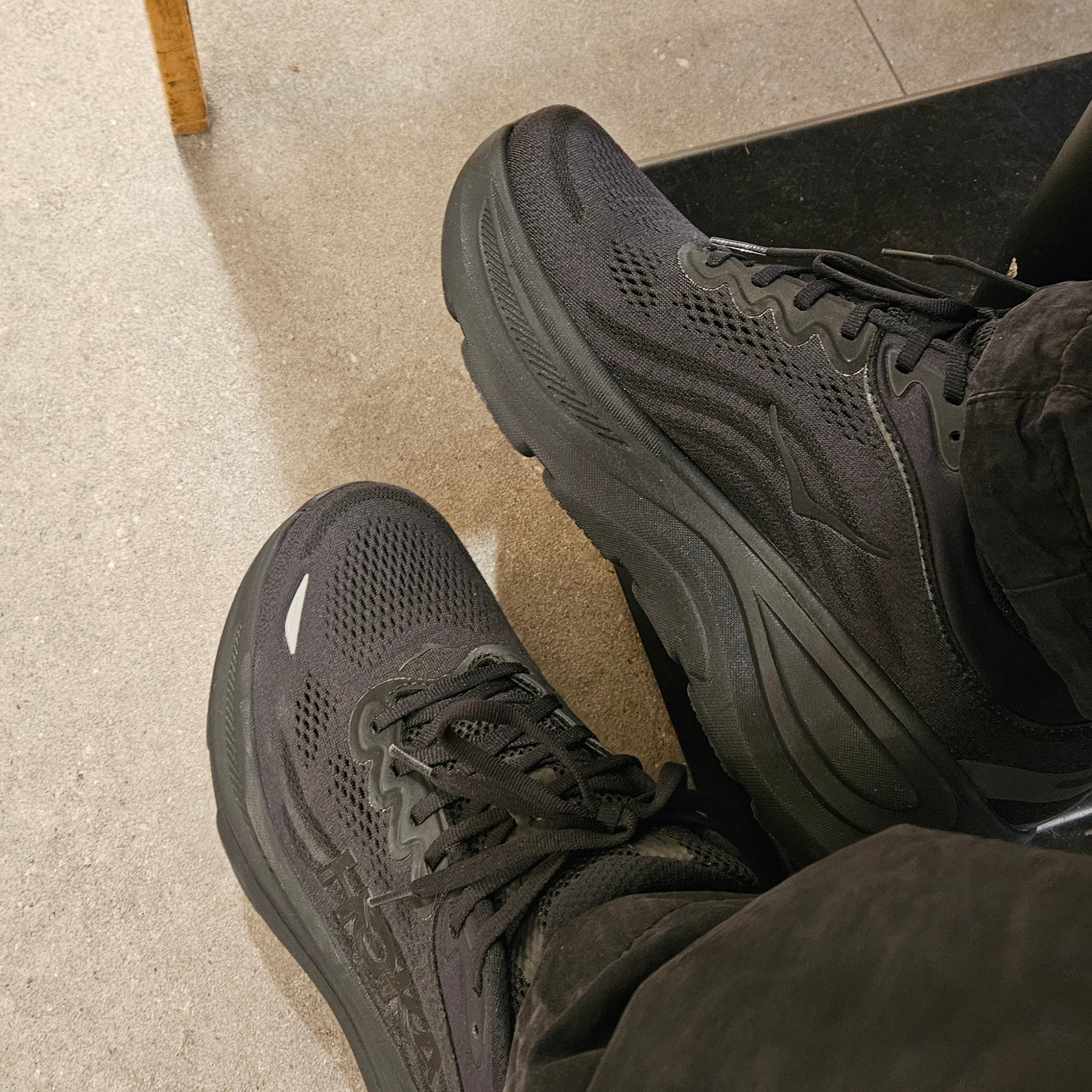 Hoka Bondi 9 Black - Wide 착용 스타일