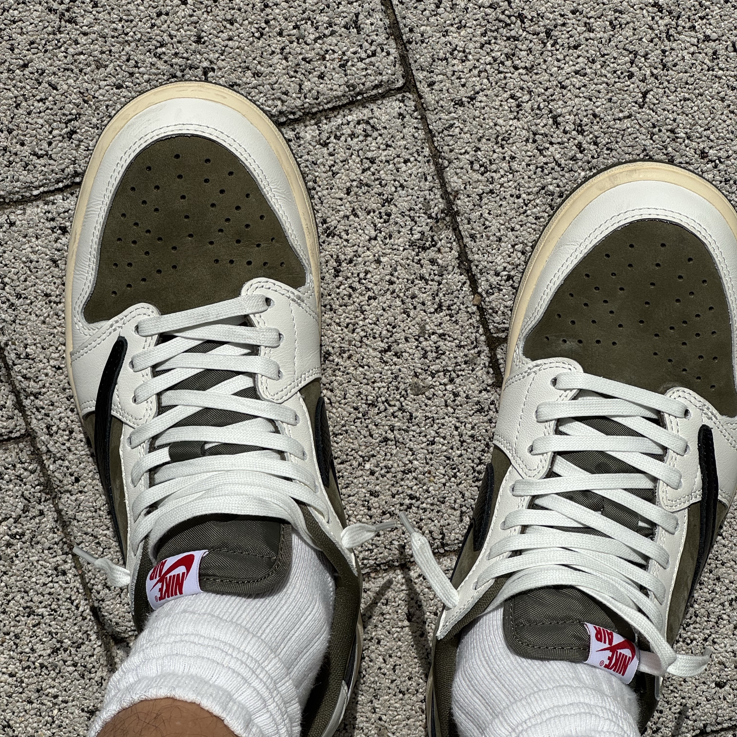 Jordan 1 x Travis Scott Retro Low OG SP Reverse Olive 착용 스타일