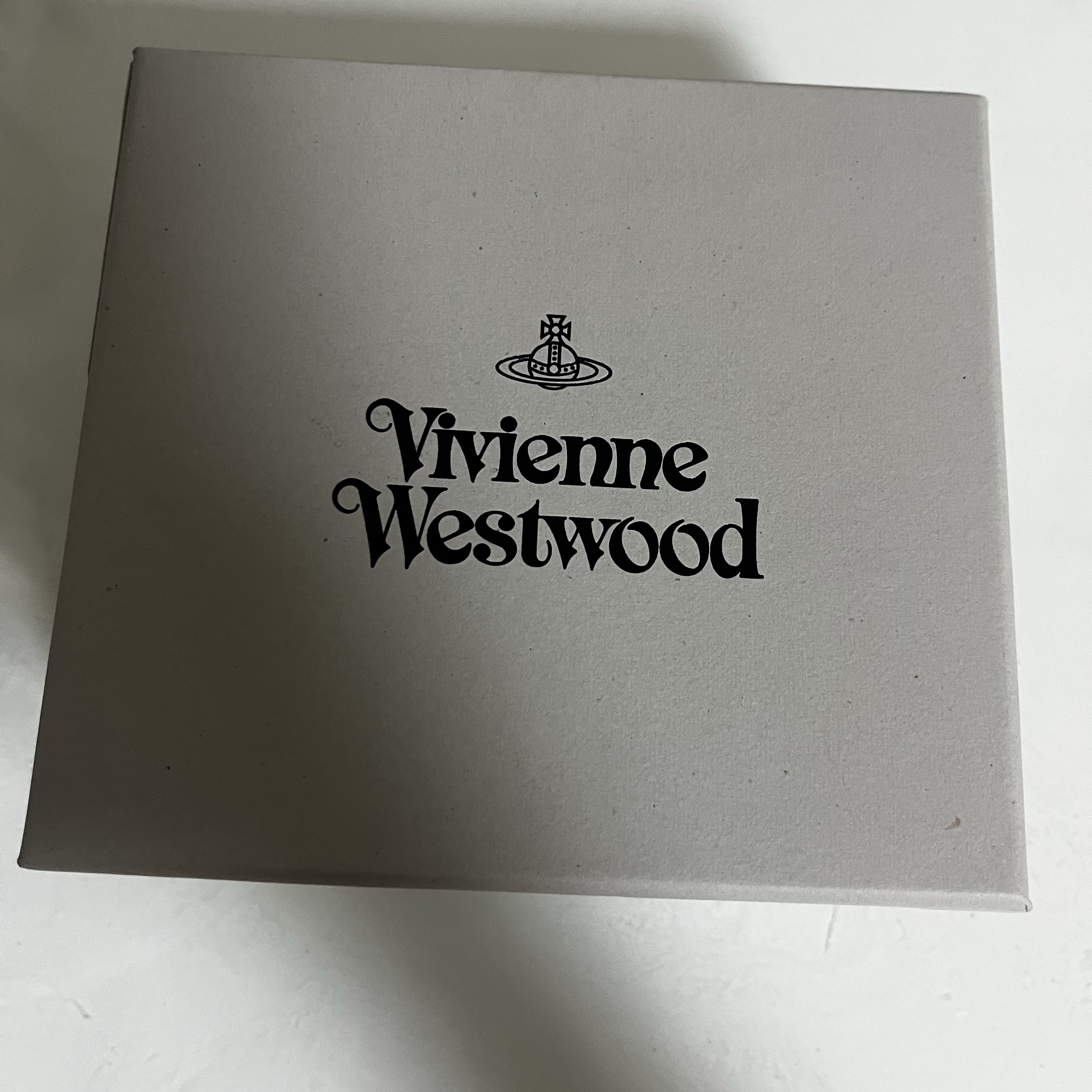 Vivienne Westwood Saffiano Compact Card Holder Black 착용 스타일 - 1