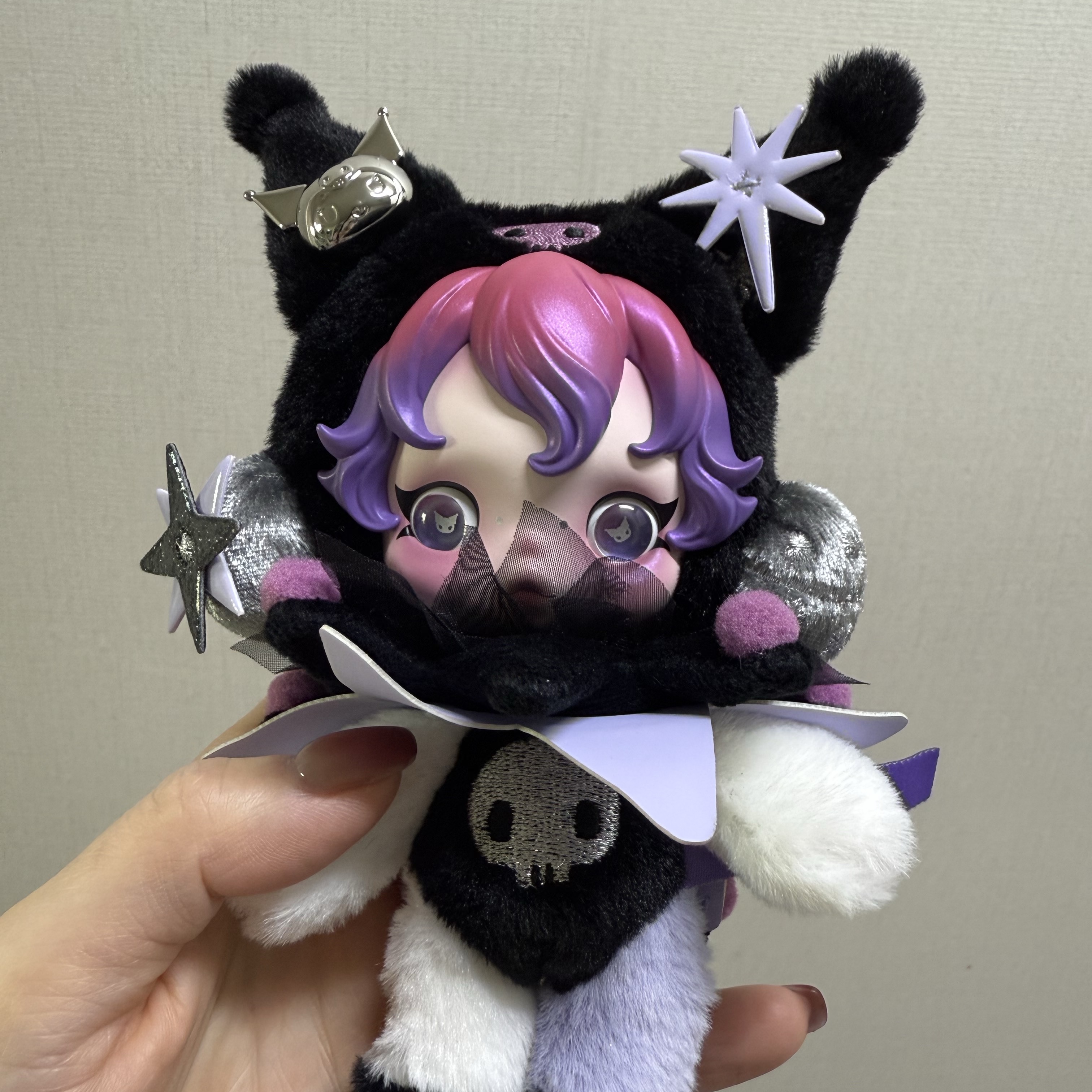 Pop Mart Skullpanda x Kuromi Plush 착용 스타일
