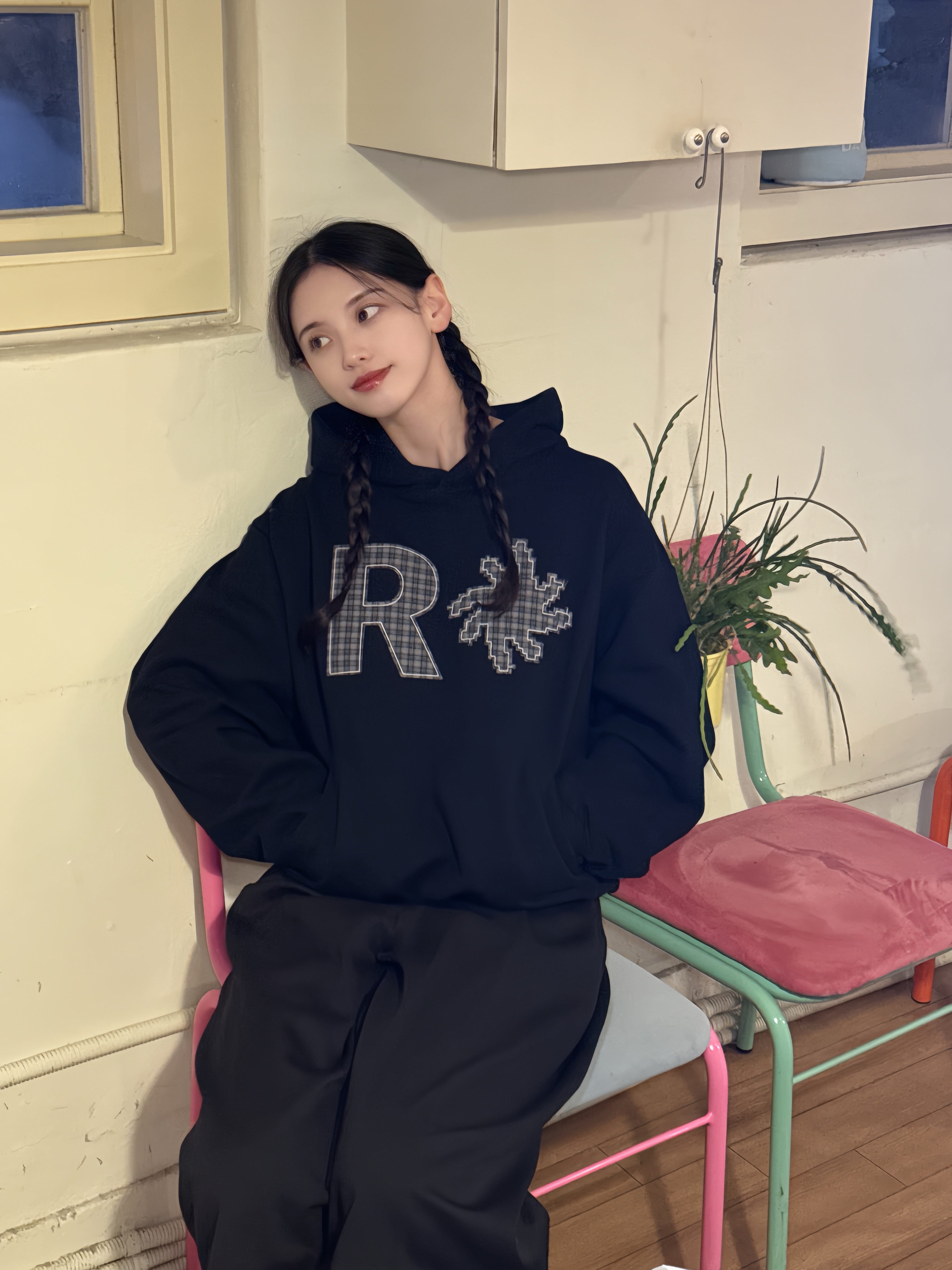 SLOW RECORD HOUSE Check Patch Hoodie Black 착용 스타일 - 1