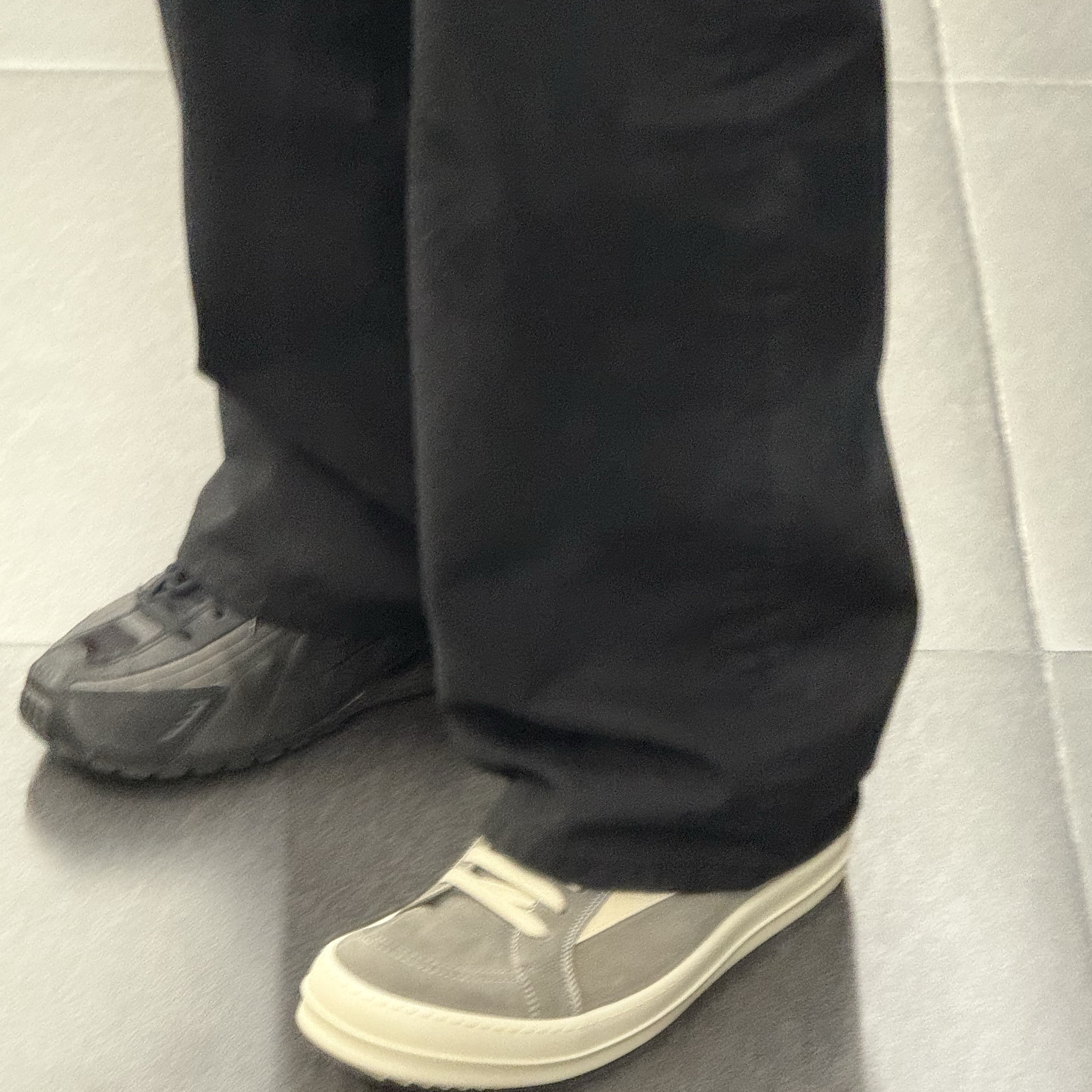 Rick Owens Drkshdw Vintage Sneakers Black Milk 착용 스타일 - 3