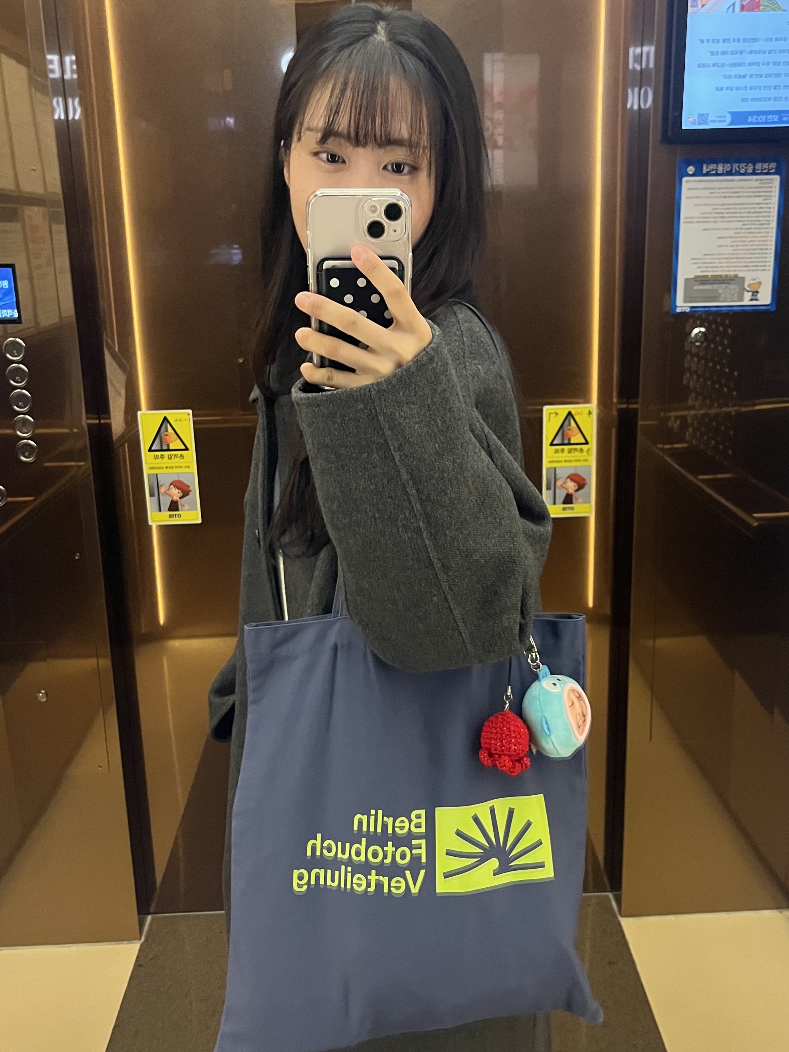 Berlin Photobook Distribution 002 Bag Slate Blue 착용 스타일 - 2