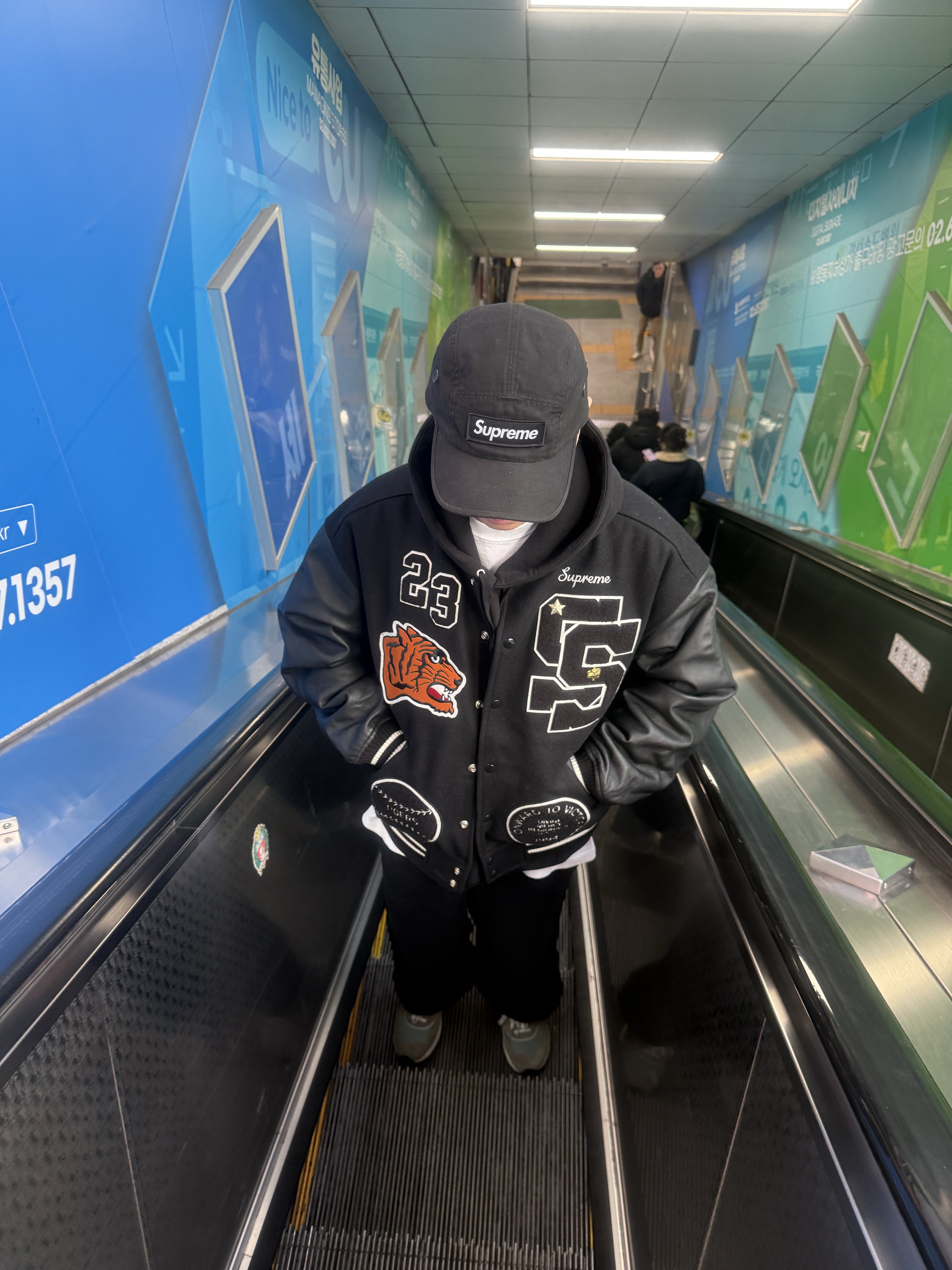 Supreme Tiger Varsity Jacket Black - 23FW 착용 스타일 - 1