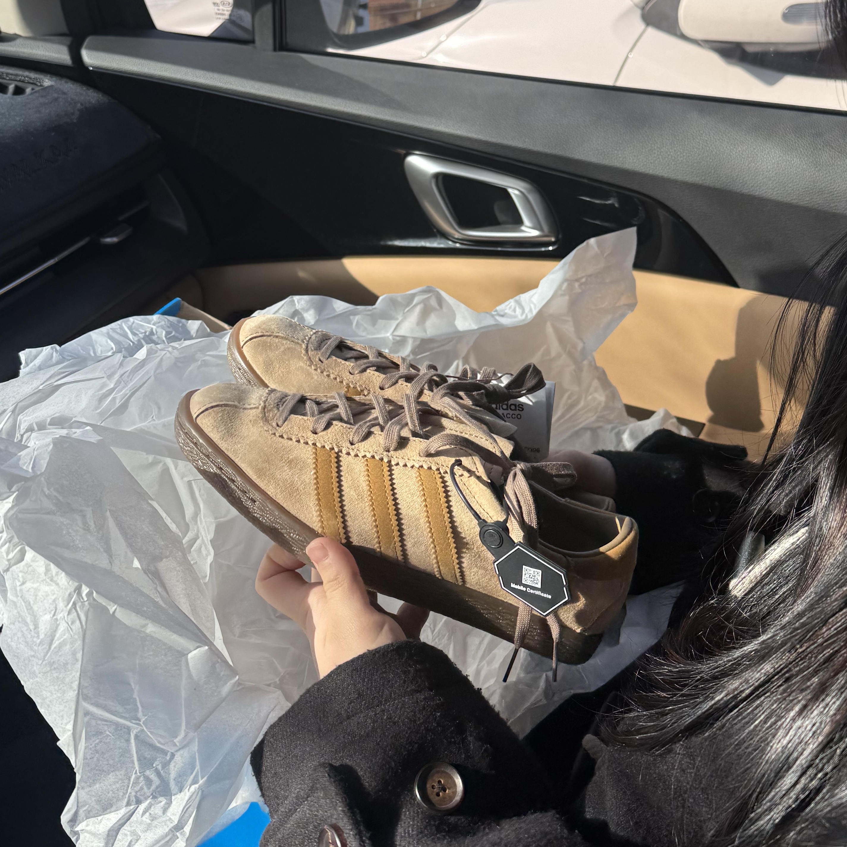 Adidas Tobacco Pantone Mesa 착용 스타일