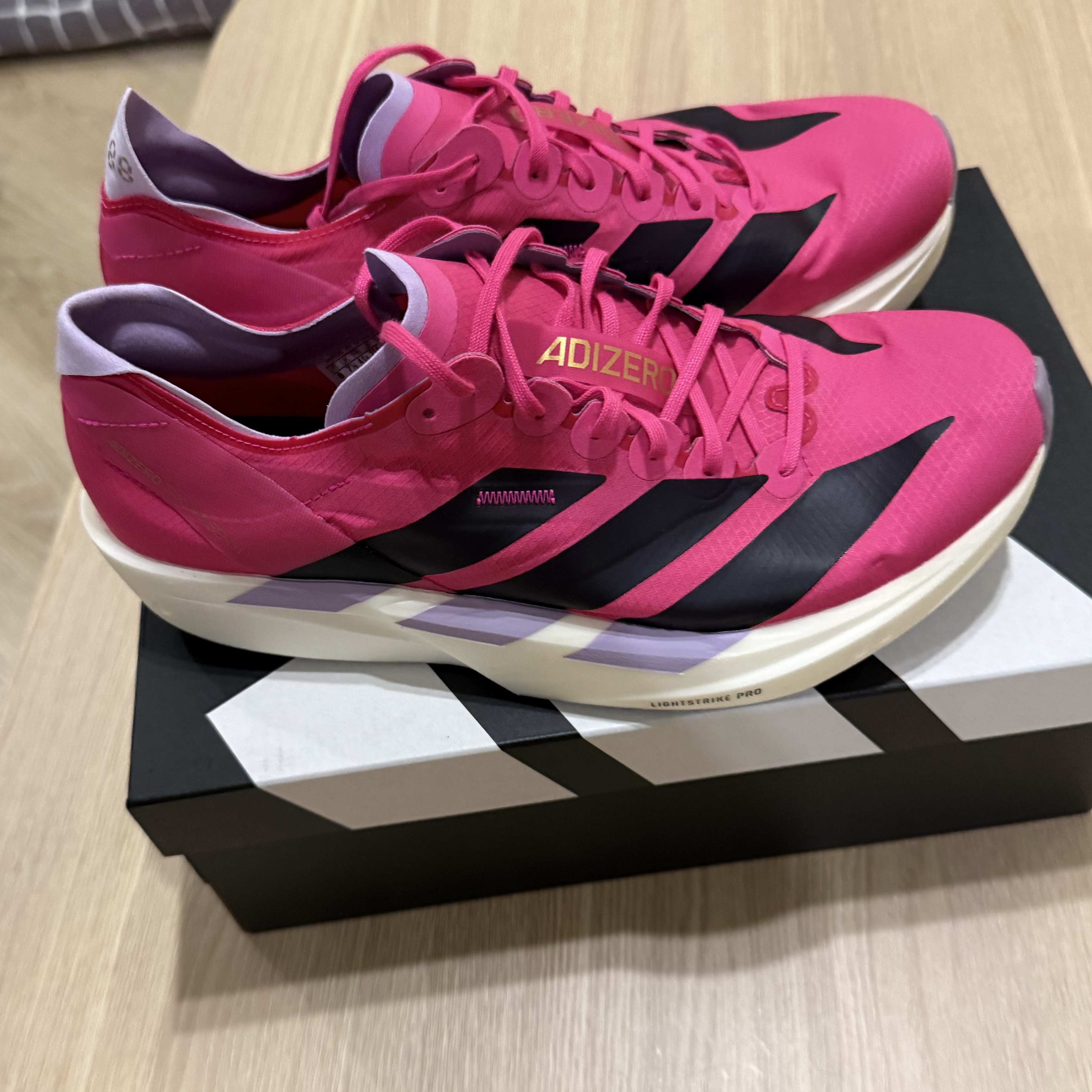 Adidas Adizero Takumi Sen 11 Shock Pink Aurora Black 착용 스타일 - 2