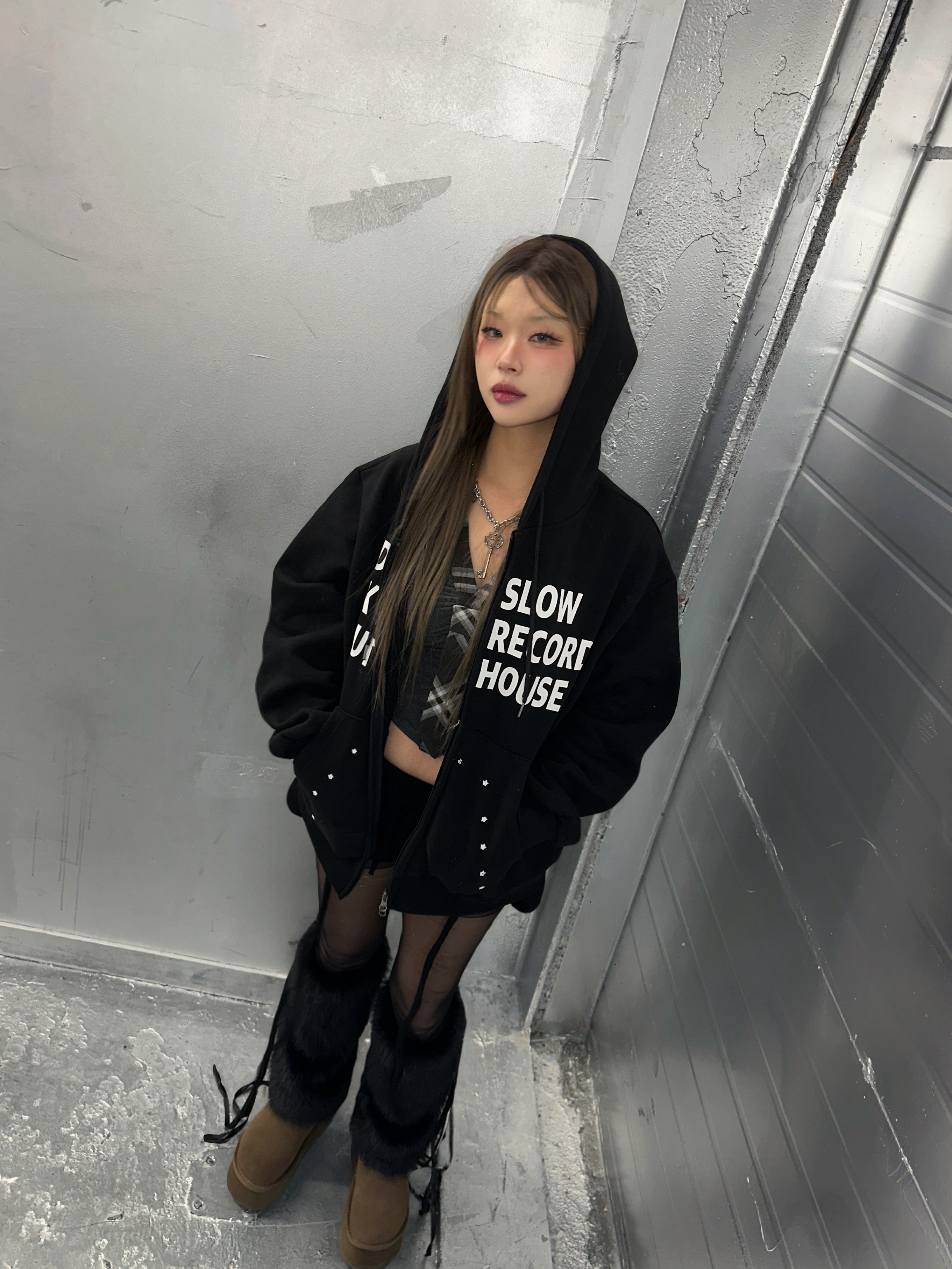 SLOW RECORD HOUSE Typo Star Hood Zip-up Black 착용 스타일 - 1