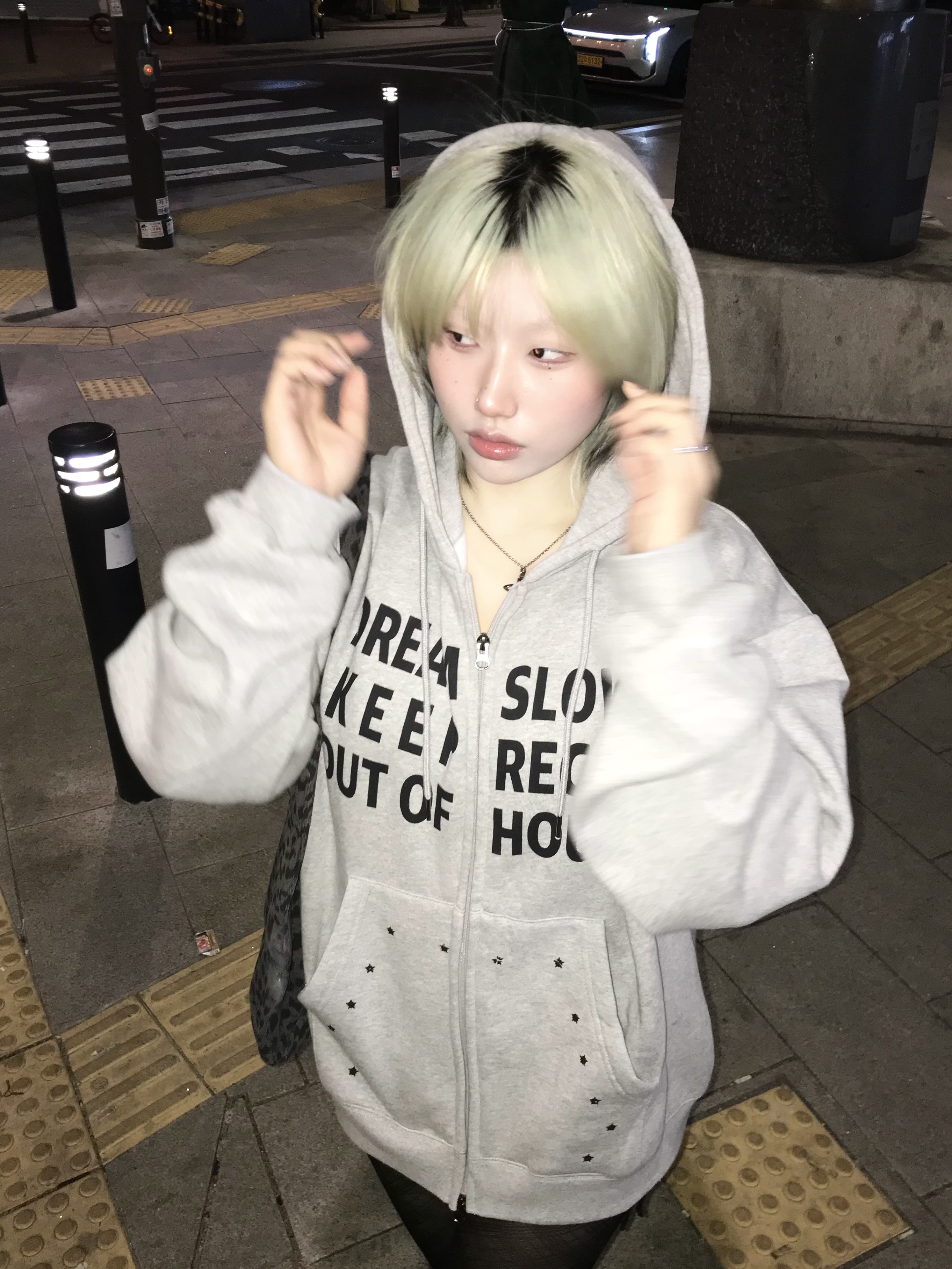 SLOW RECORD HOUSE Typo Star Hood Zip-Up Grey 착용 스타일 - 4