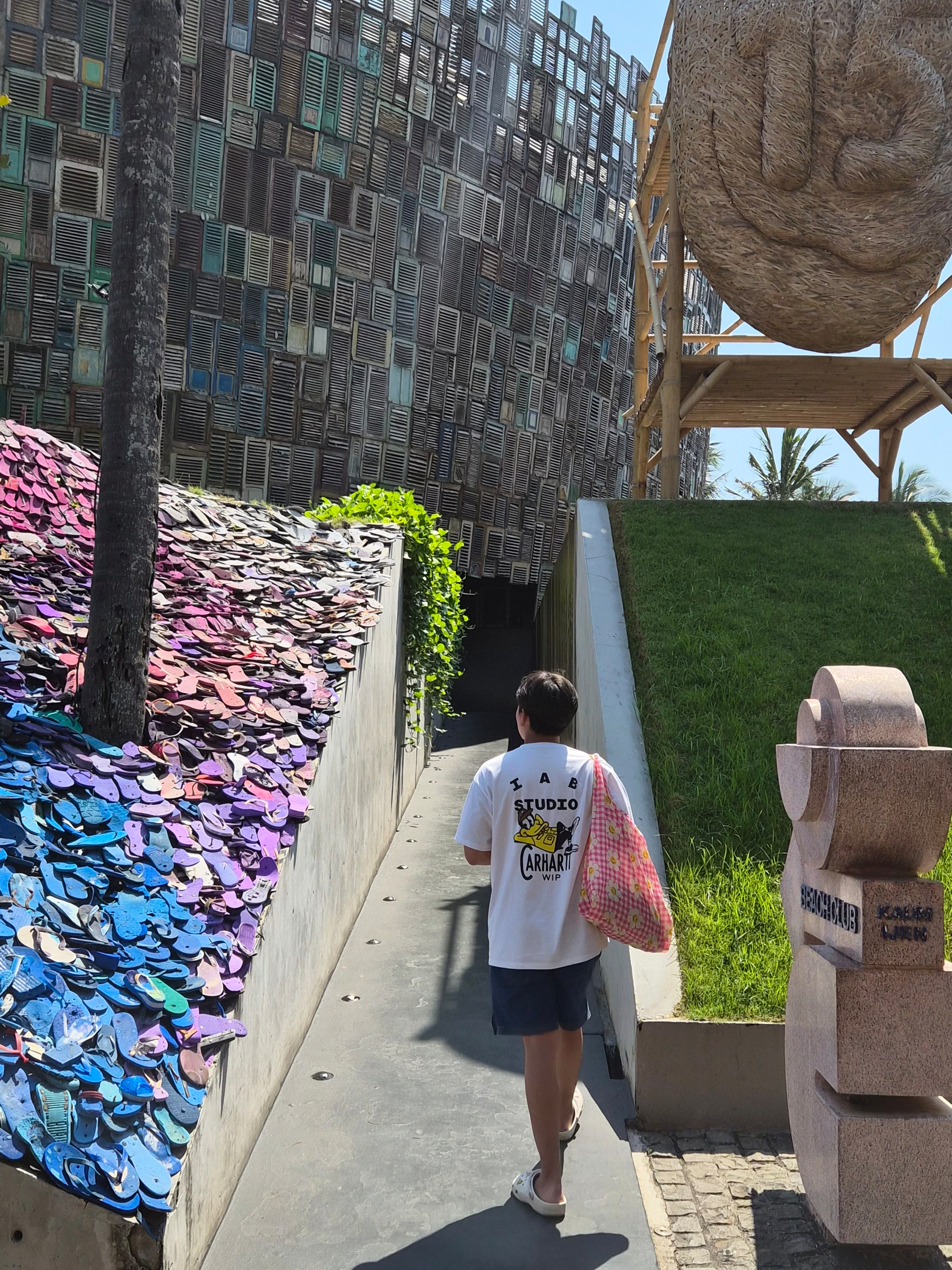 IAB Studio x Carhartt WIP T-Shirt White, IAB Studio Denim Shorts Deep Blue 착용 스타일