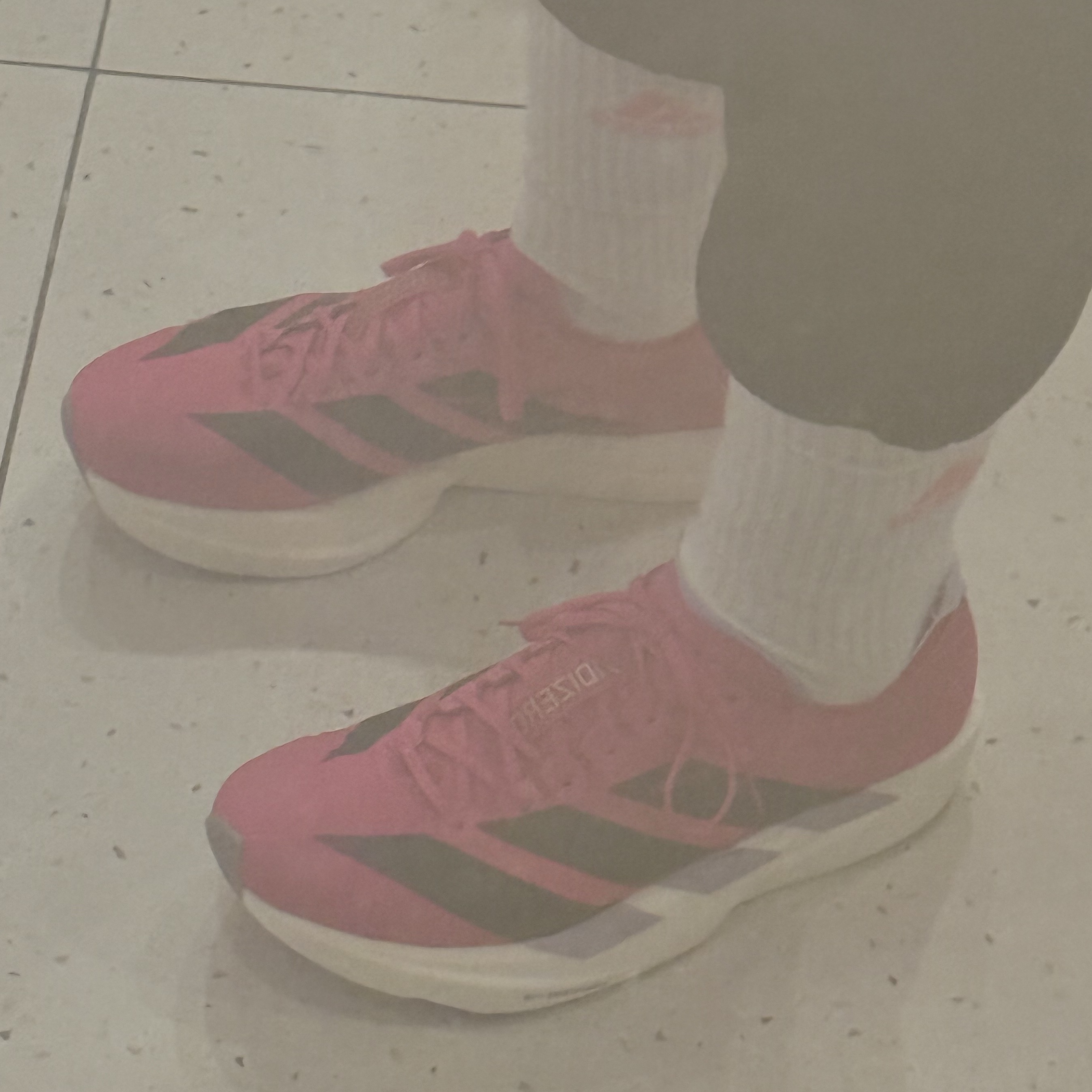 Adidas Adizero Takumi Sen 11 Shock Pink Aurora Black 착용 스타일 - 1