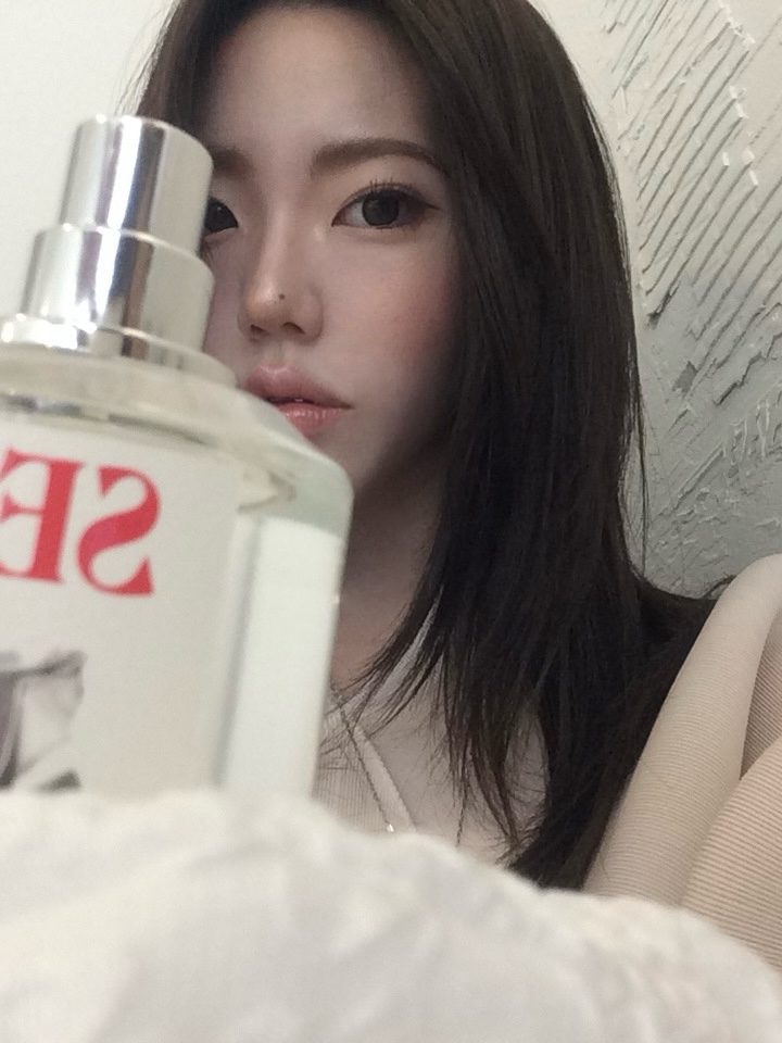 [3% 적립] SEAMUS Signature Eau de Parfum 50ml (6 Options) 착용 스타일 - 3