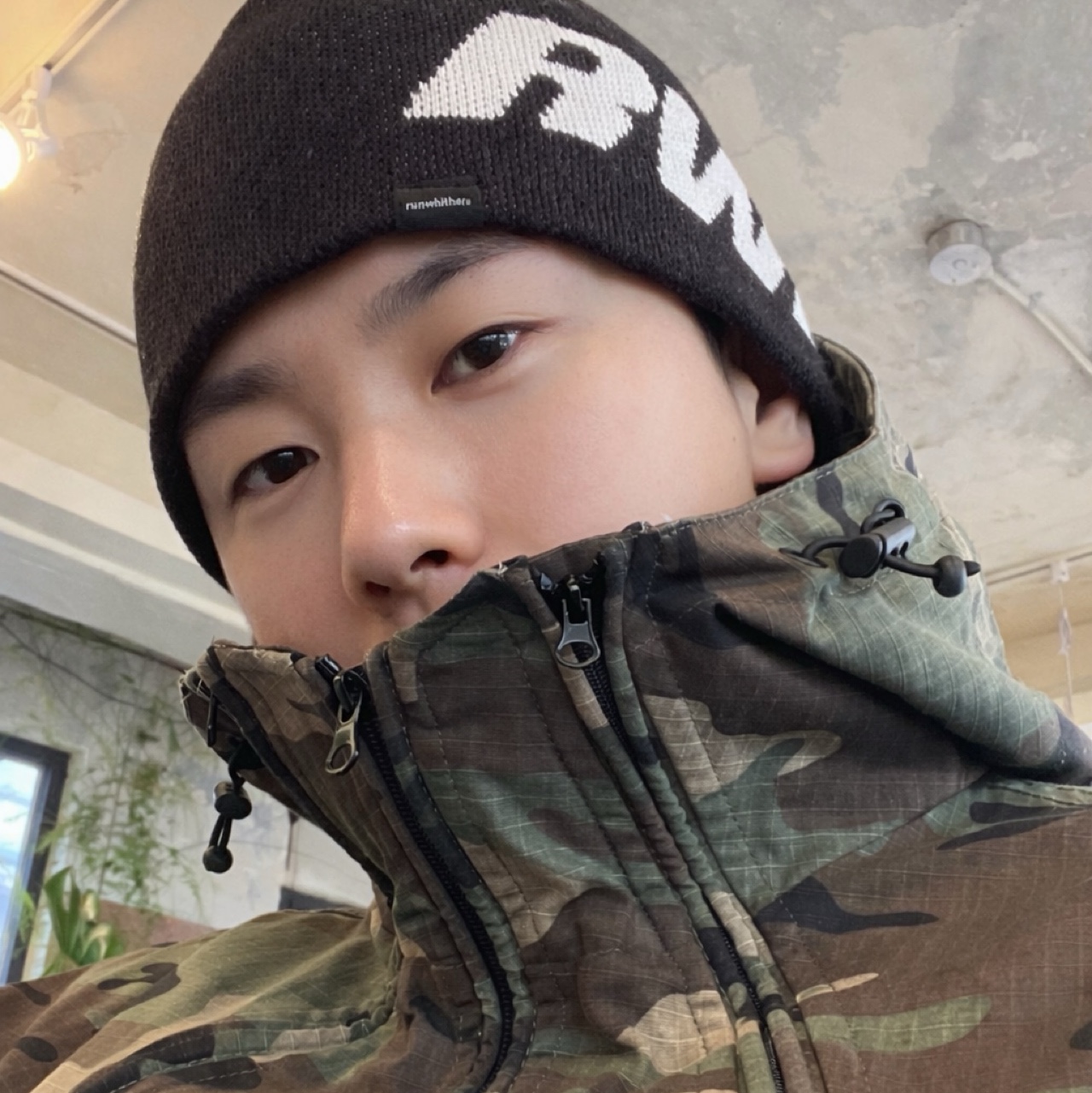 [KREAM 단독] runwhither Beanie Black 착용 스타일
