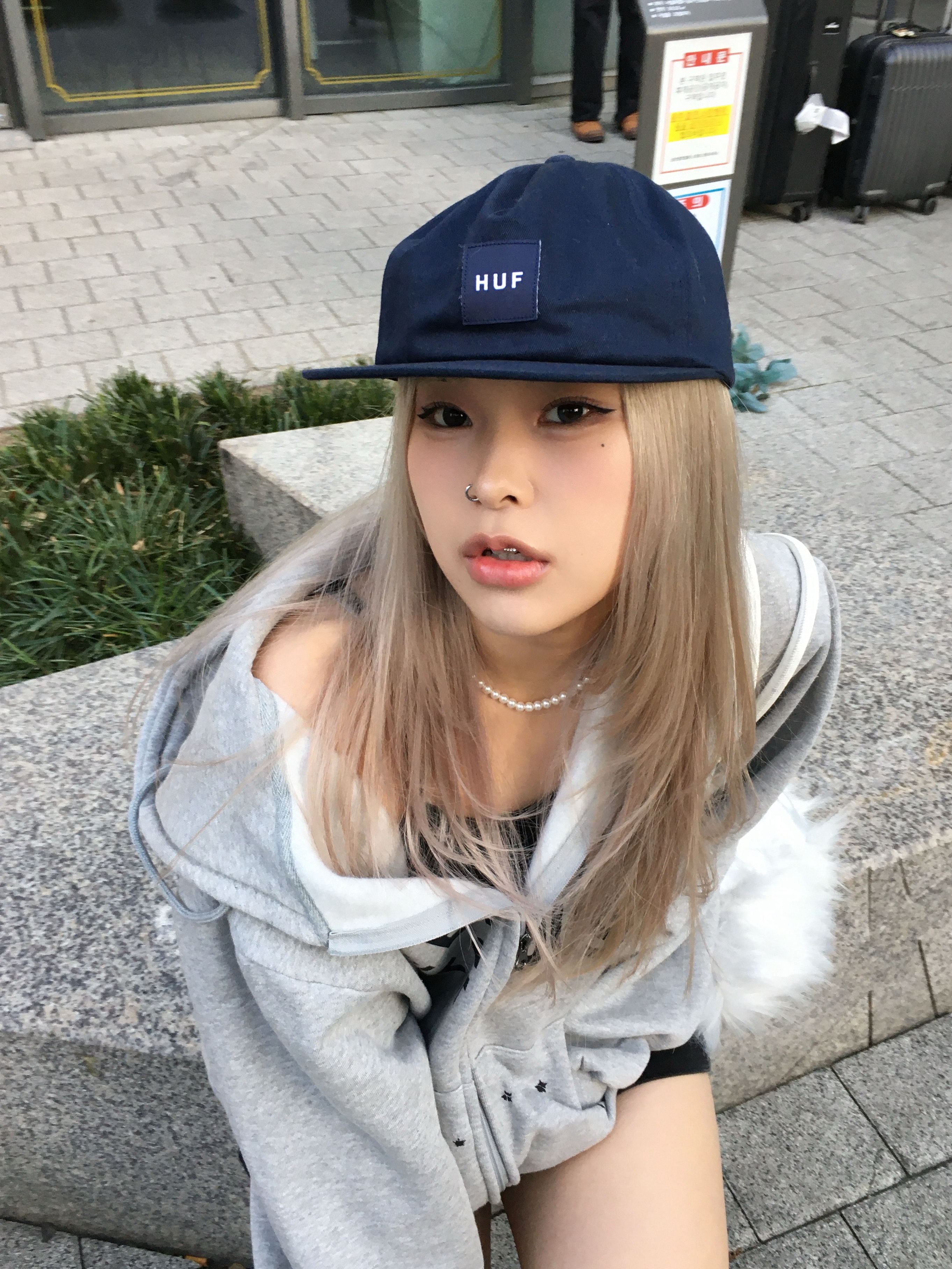 SLOW RECORD HOUSE Typo Star Hood Zip-Up Grey 착용 스타일 - 5