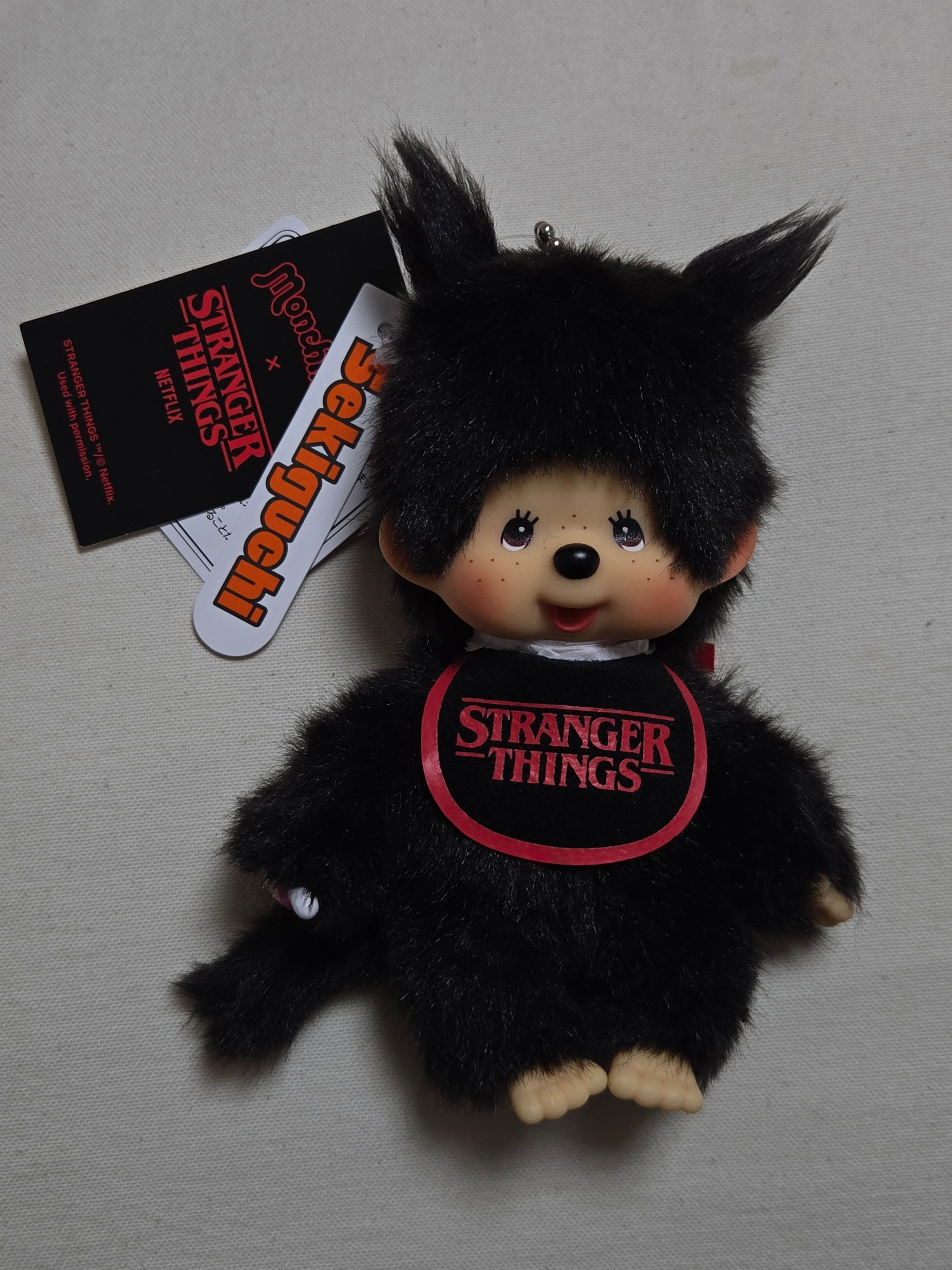 Monchhichi x Strange Things Key Chain Black Red 착용 스타일 - 2
