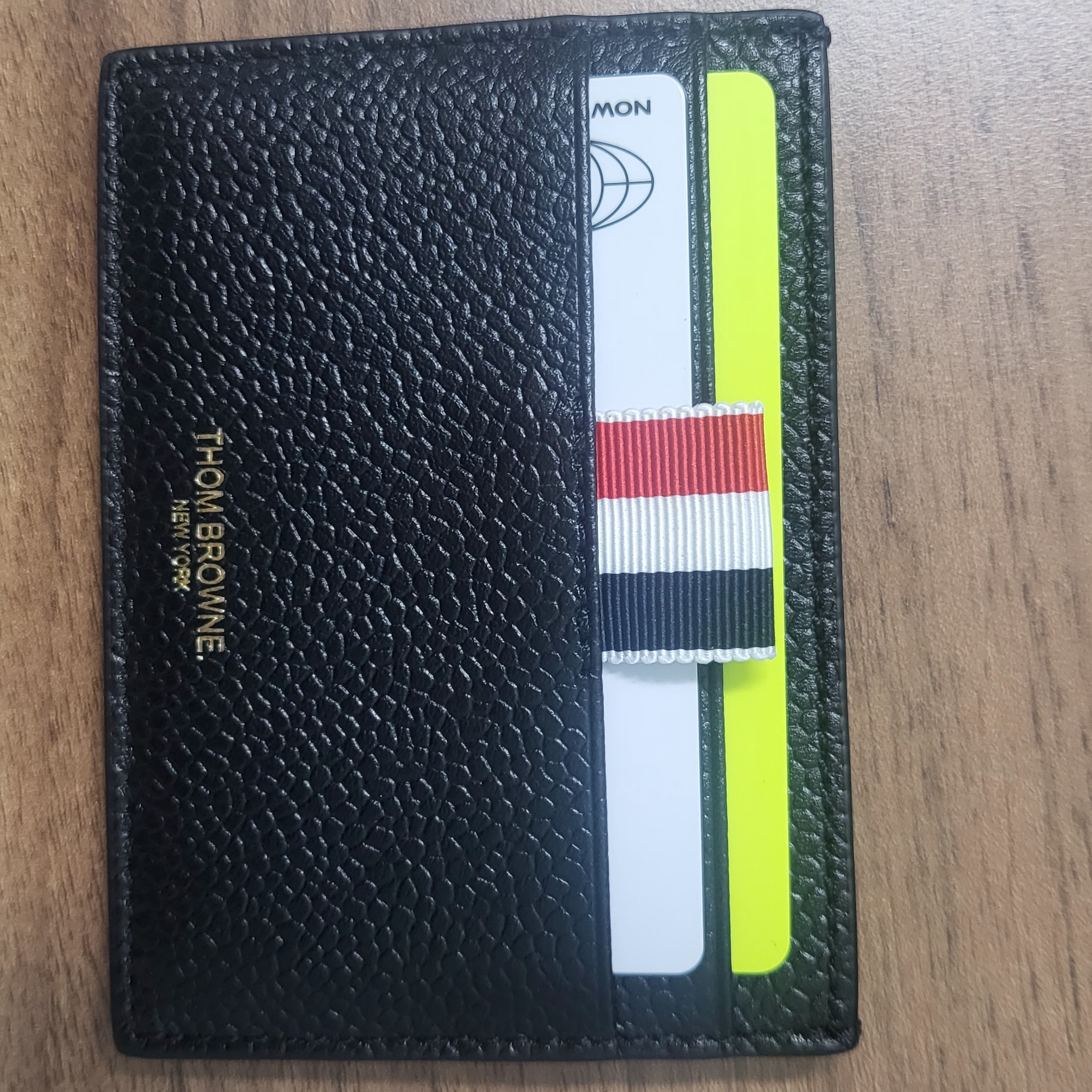 Thom Browne Pebble Grain Leather Stripe Note Compartment Card Holder Black 착용 스타일 - 3