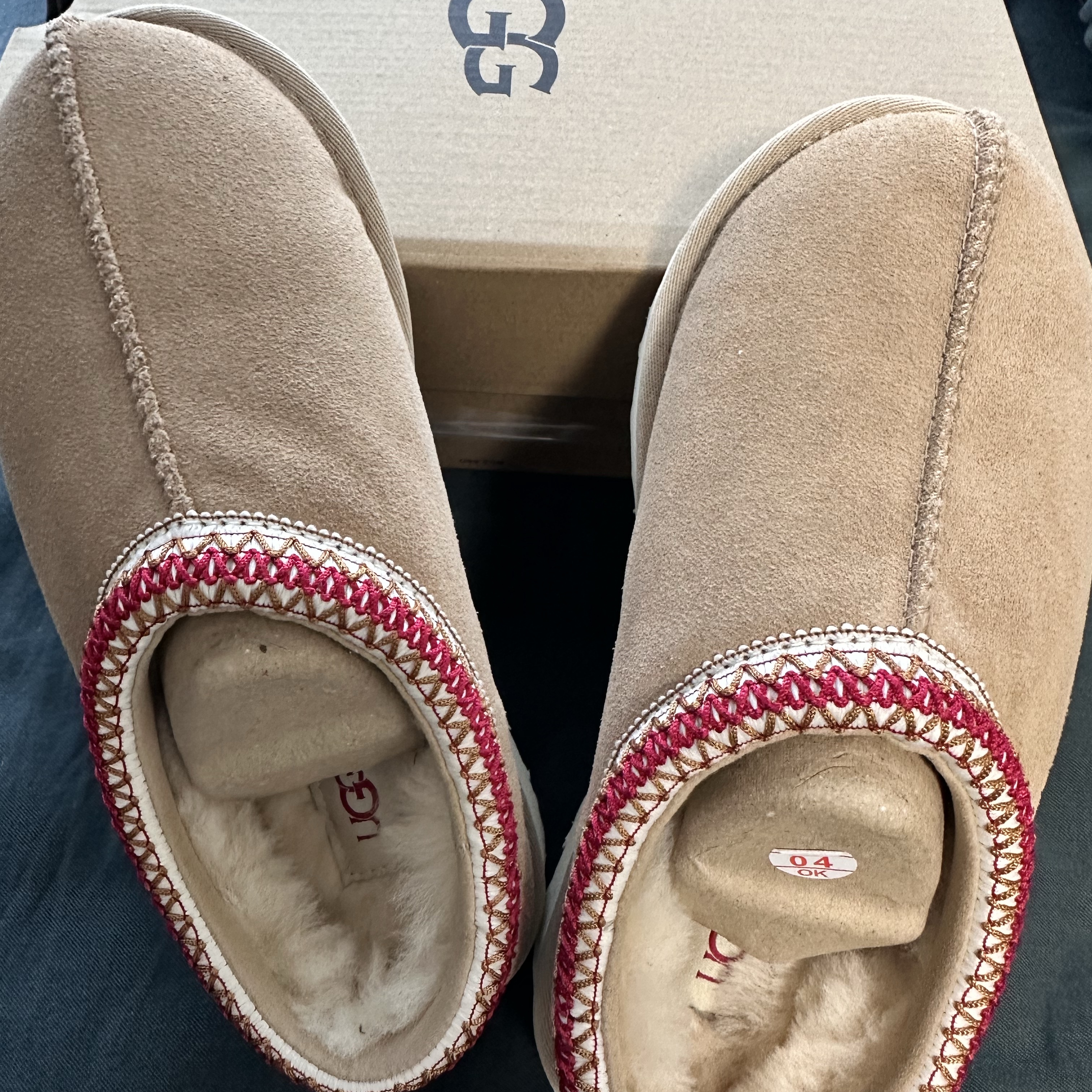 (W) UGG Tasman II Sand Dark Cherry 착용 스타일 - 2