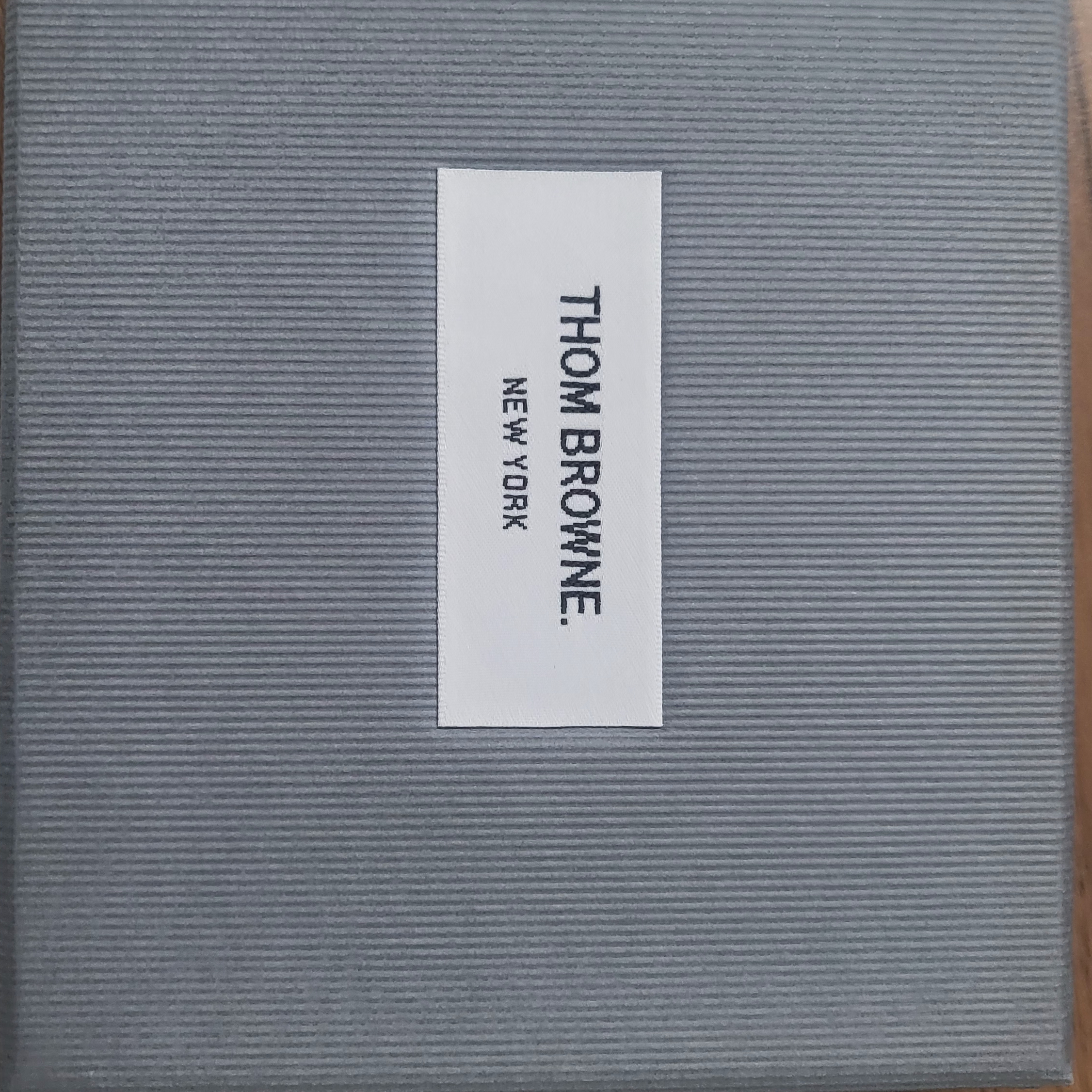 Thom Browne Pebble Grain Leather Stripe Note Compartment Card Holder Black 착용 스타일 - 1
