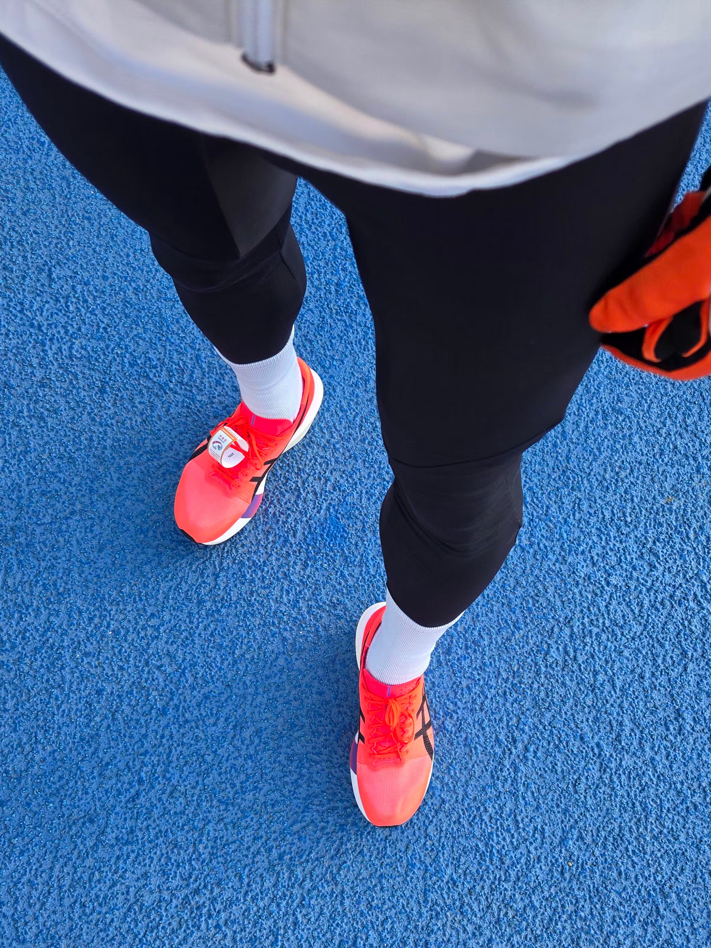 Asics Metaspeed Edge Tokyo Flash Red Black, Nike ACG Dri-Fit Lightweight Gloves Safety Orange Black 착용 스타일