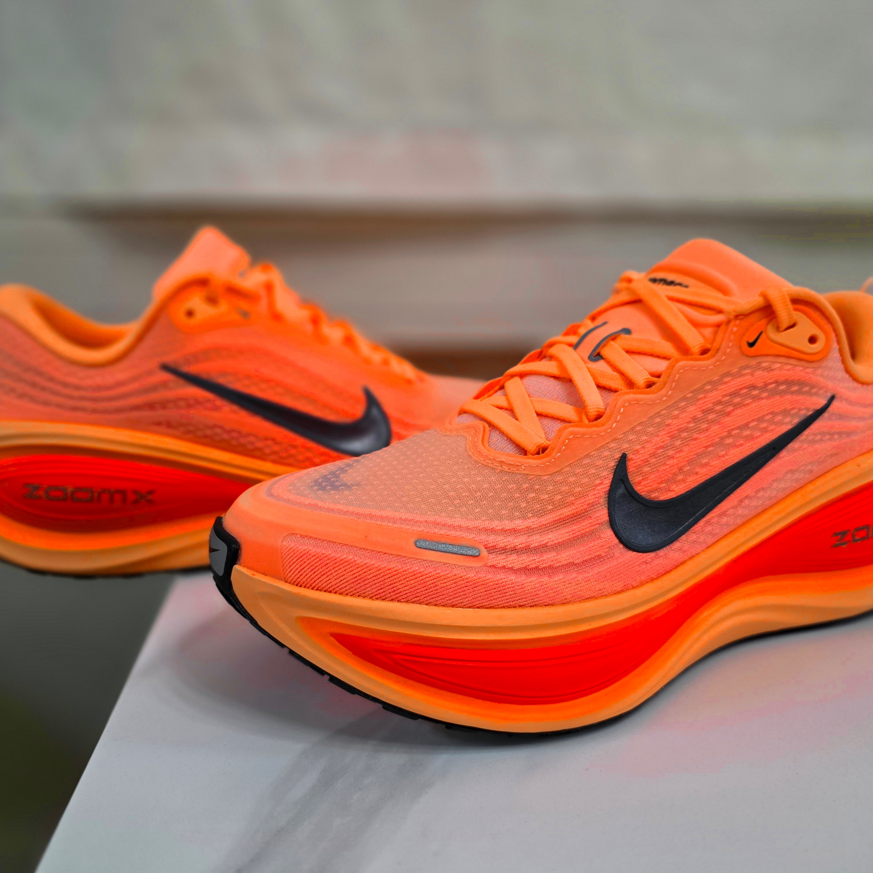 Nike Vomero Plus Orange Pulse Hot Lava 착용 스타일
