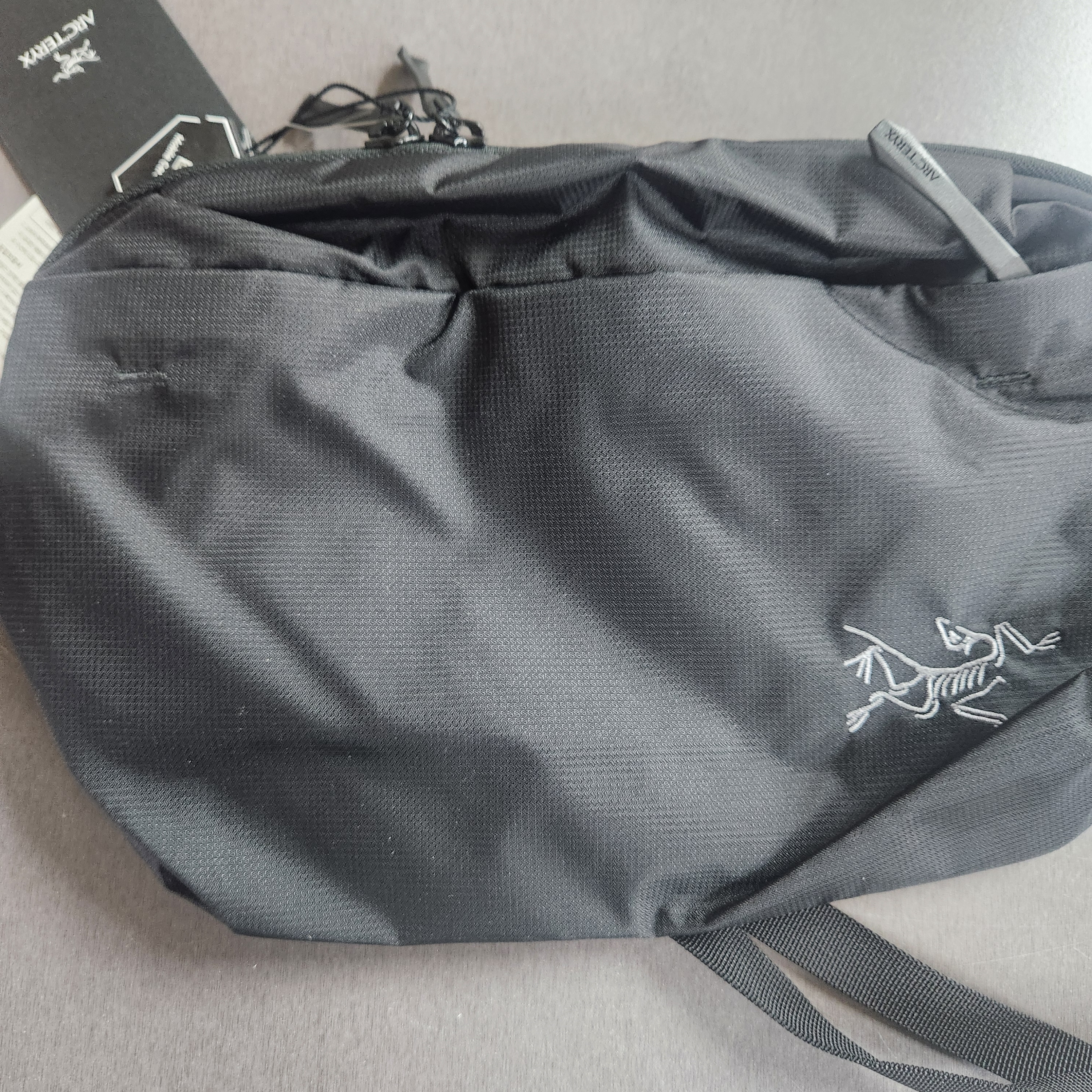 Arc'teryx Heliad 6 Crossbody Bag Black 착용 스타일 - 1