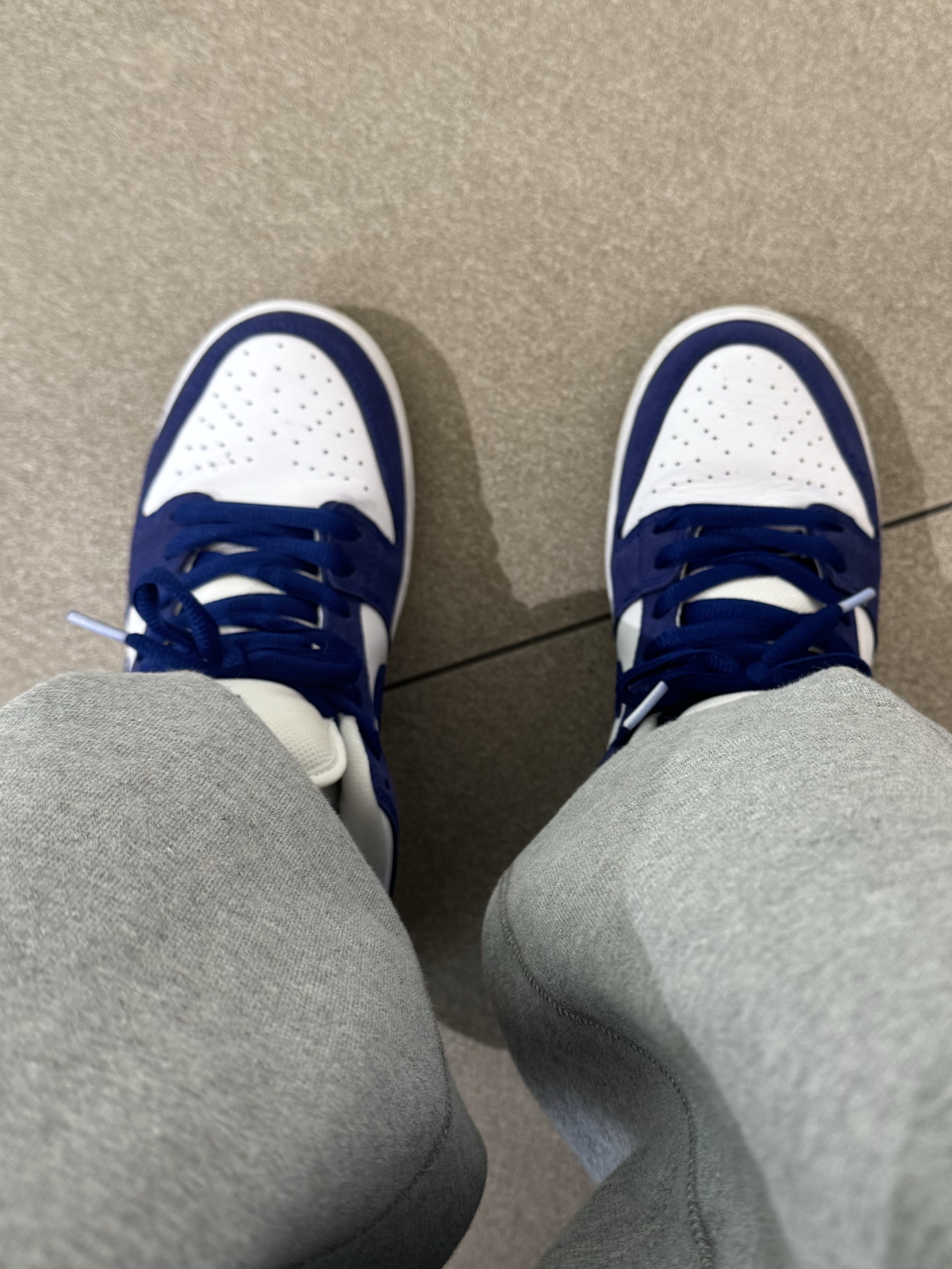 Nike SB Dunk Low Pro Premium Deep Royal Blue, Nike x Stussy Fleece Pants Grey Heather (FN5231-050) 착용 스타일 - 3