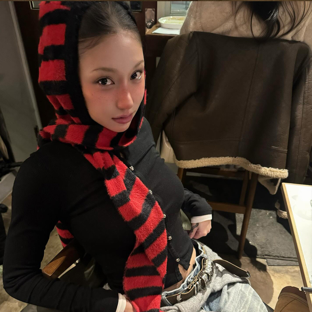 Thevinylhouse Hooded Muffler Red 착용 스타일