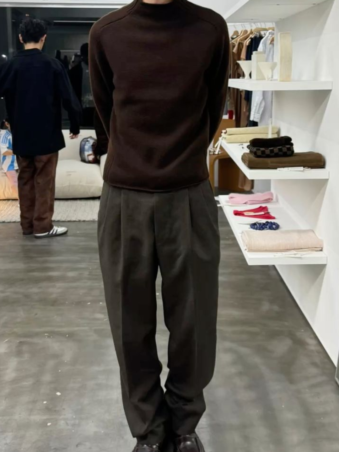 Millo Archive Slanted Henley Neck Knit Ash Brown, Knitted Knitted Shaggy Dog Wool 100% Round Knit Brown 착용 스타일 - 3