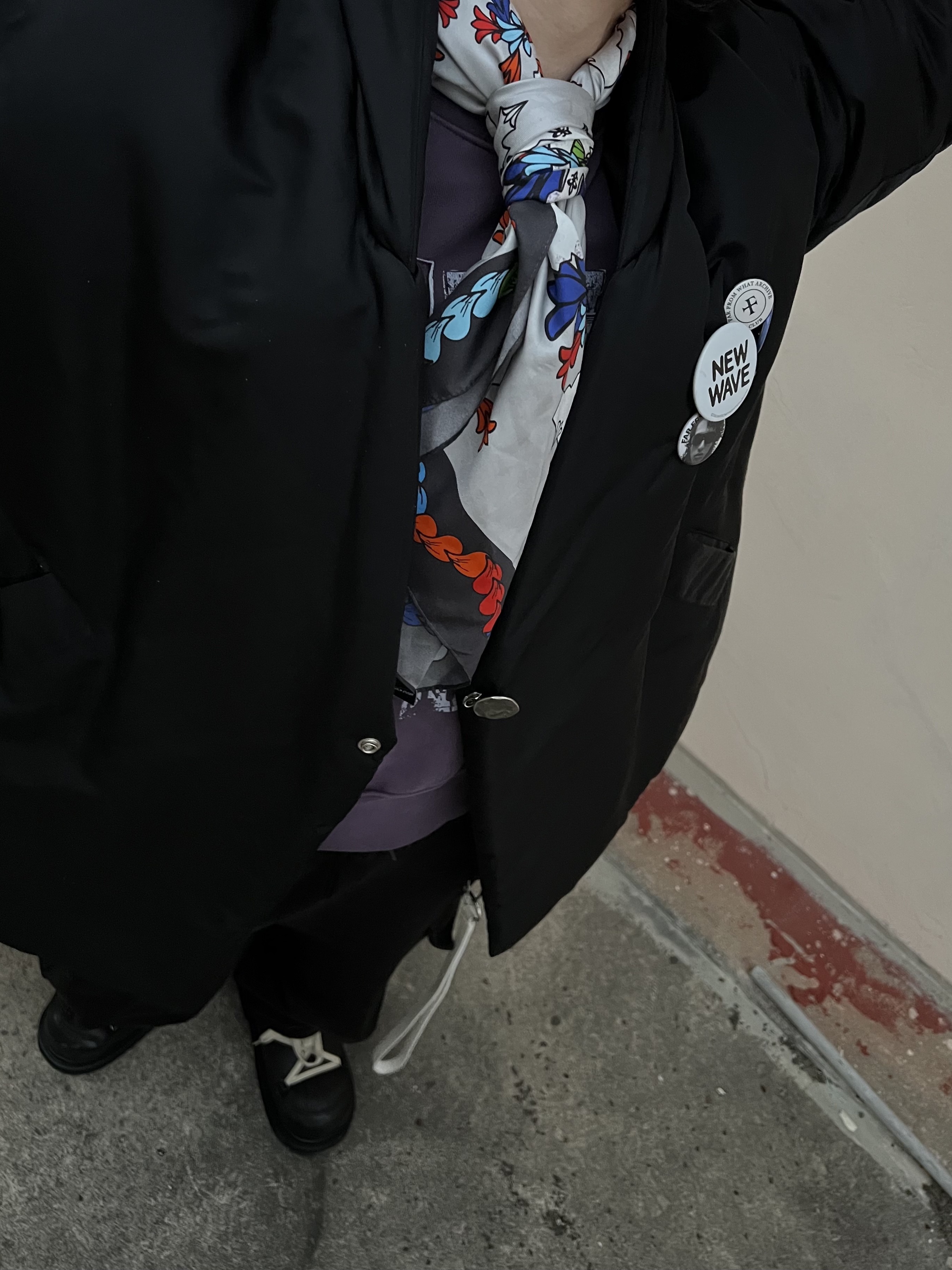 Awende Requiem Silk Scarf Multi, Farfromwhat Far Pin Button & Safety Pin 착용 스타일 - 4