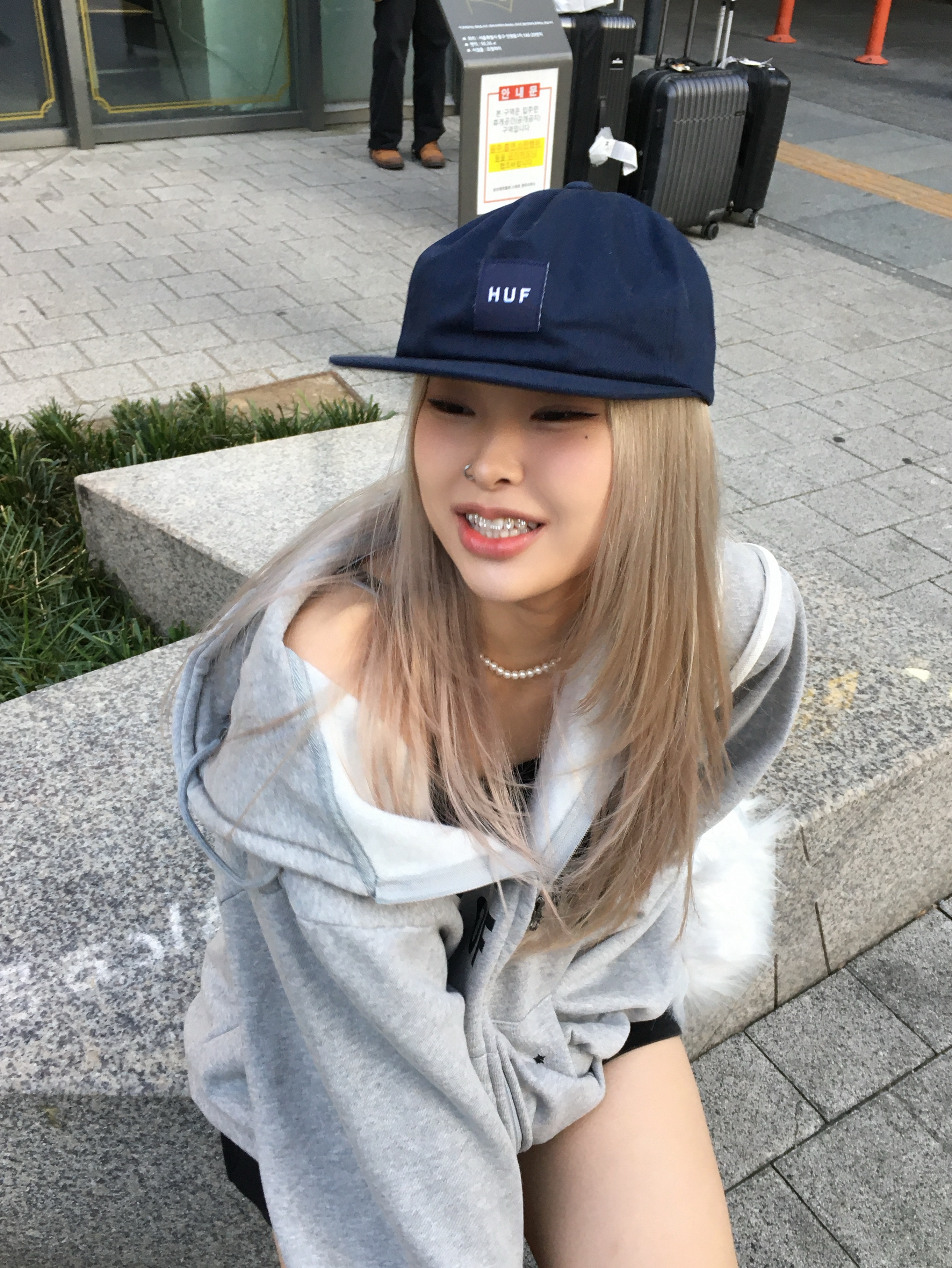 SLOW RECORD HOUSE Typo Star Hood Zip-Up Grey 착용 스타일 - 4