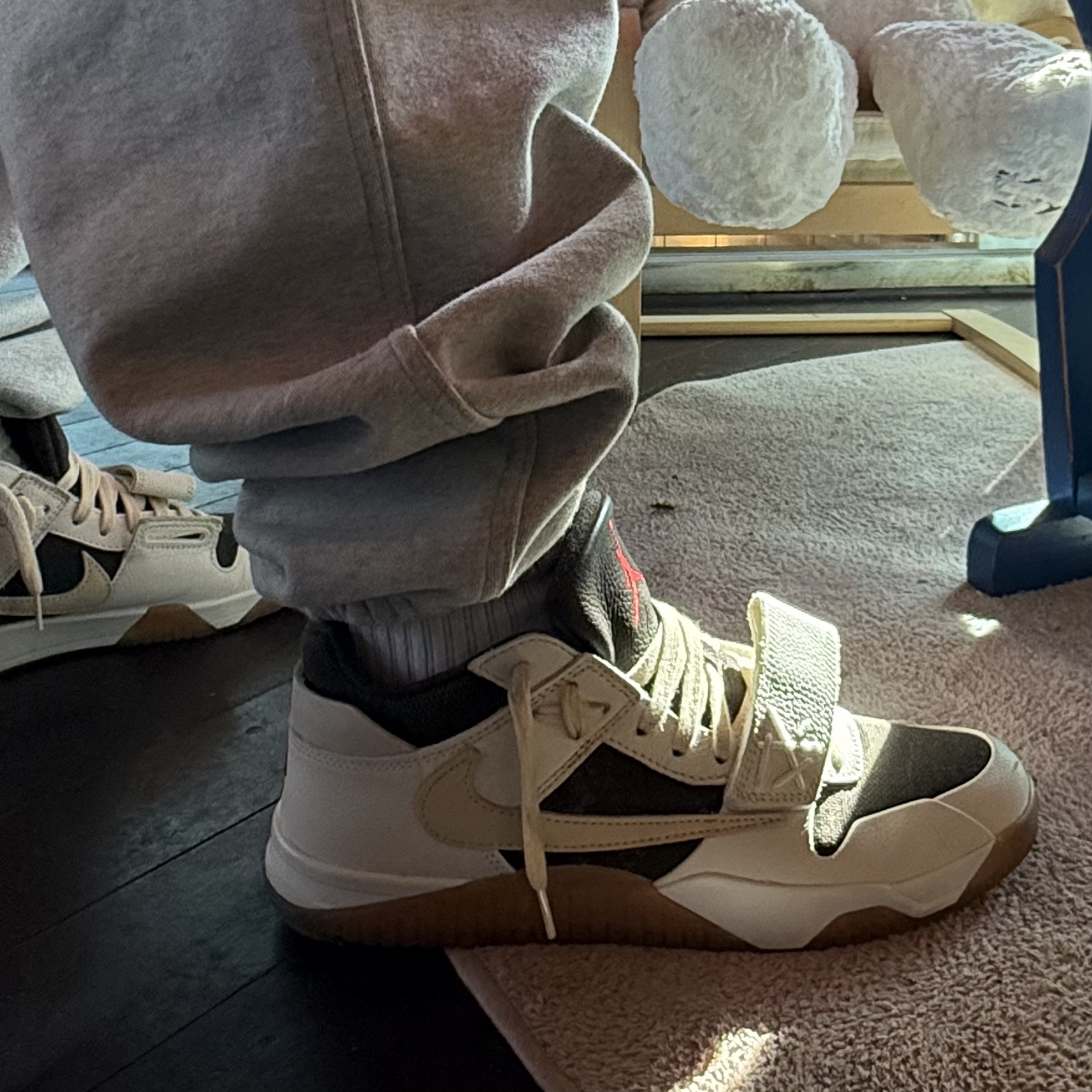 Nike x Stussy Reversible Jacket Black (FJ9153-010), Jordan x Travis Scott Jumpman Jack TR Sail and Dark Mocha 착용 스타일 - 2
