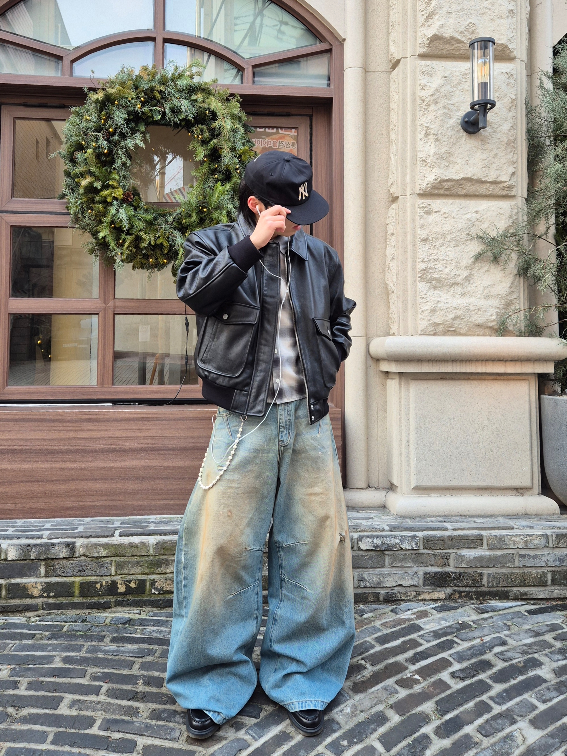 Dr. Martens Adrian Smooth Black, Casio LTP-V007L-7B1 착용 스타일 - 2