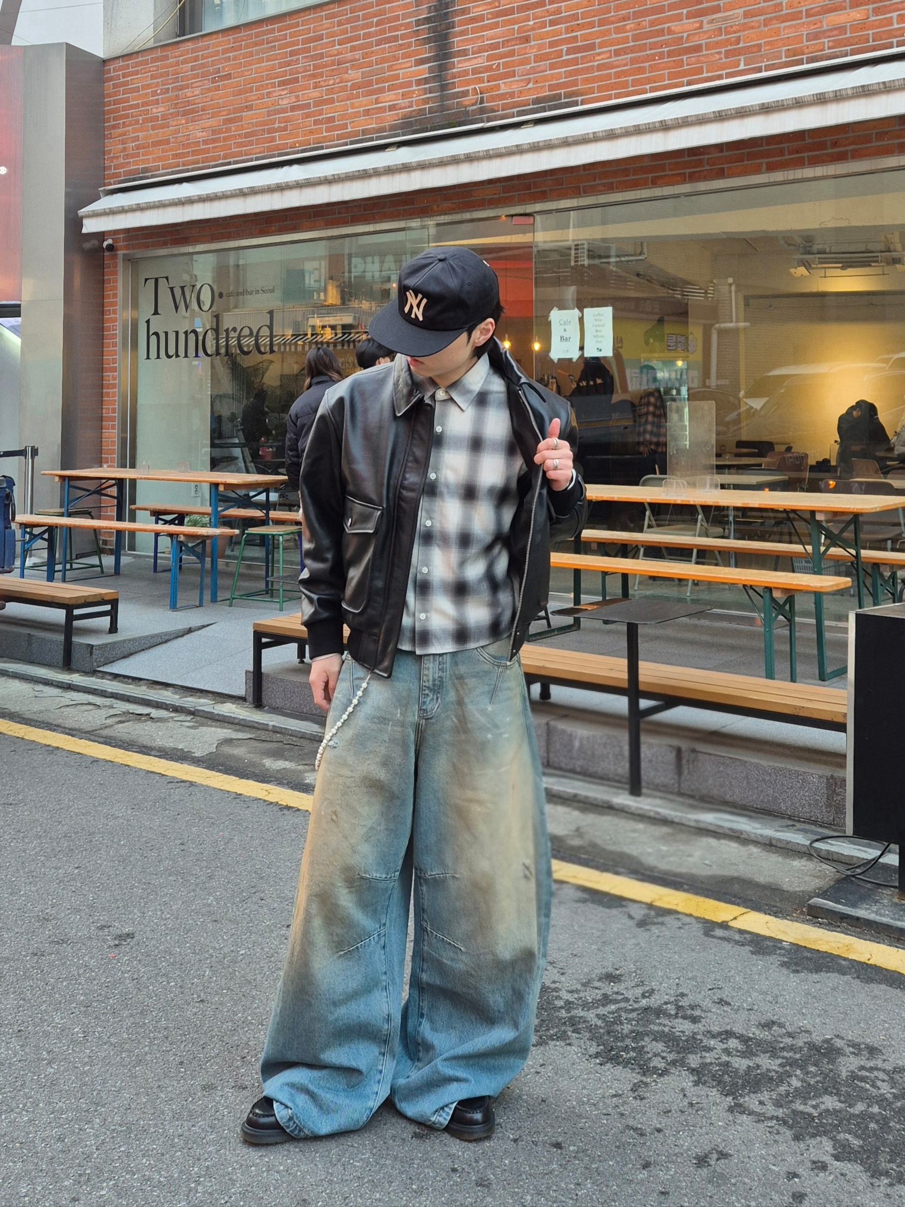 Dr. Martens Adrian Smooth Black, Casio LTP-V007L-7B1 착용 스타일 - 3
