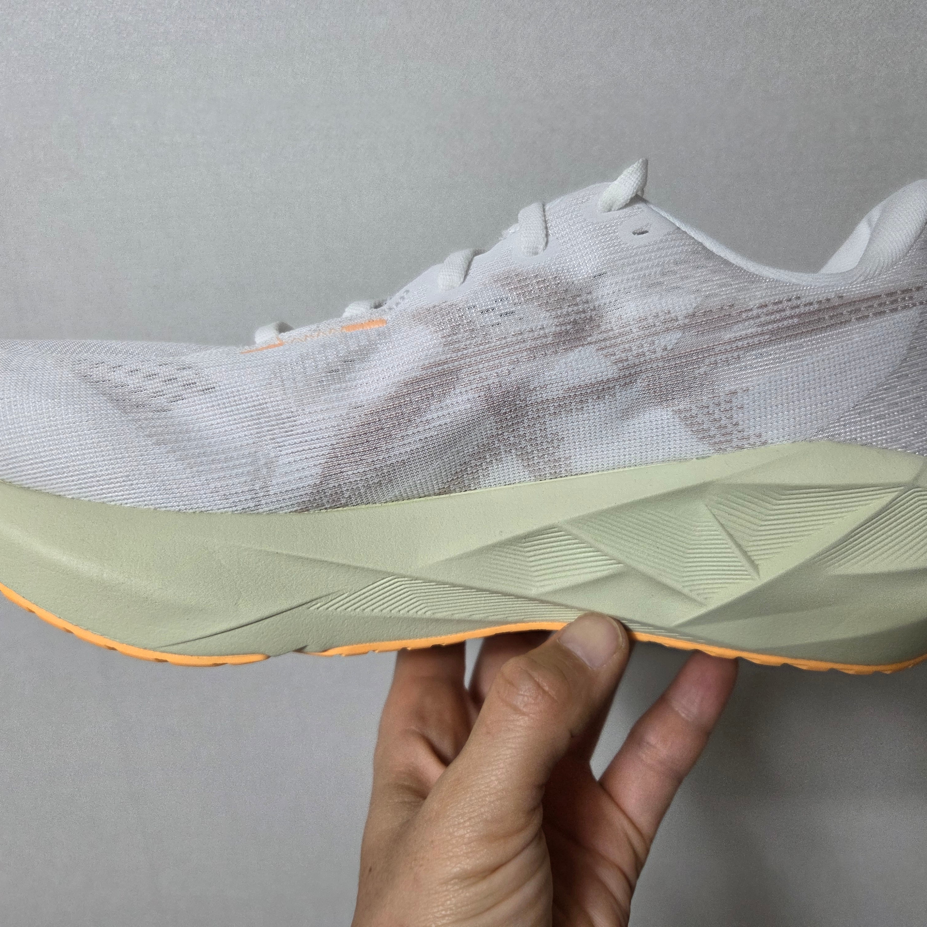 Asics Novablast 5 White Fawn 착용 스타일 - 3